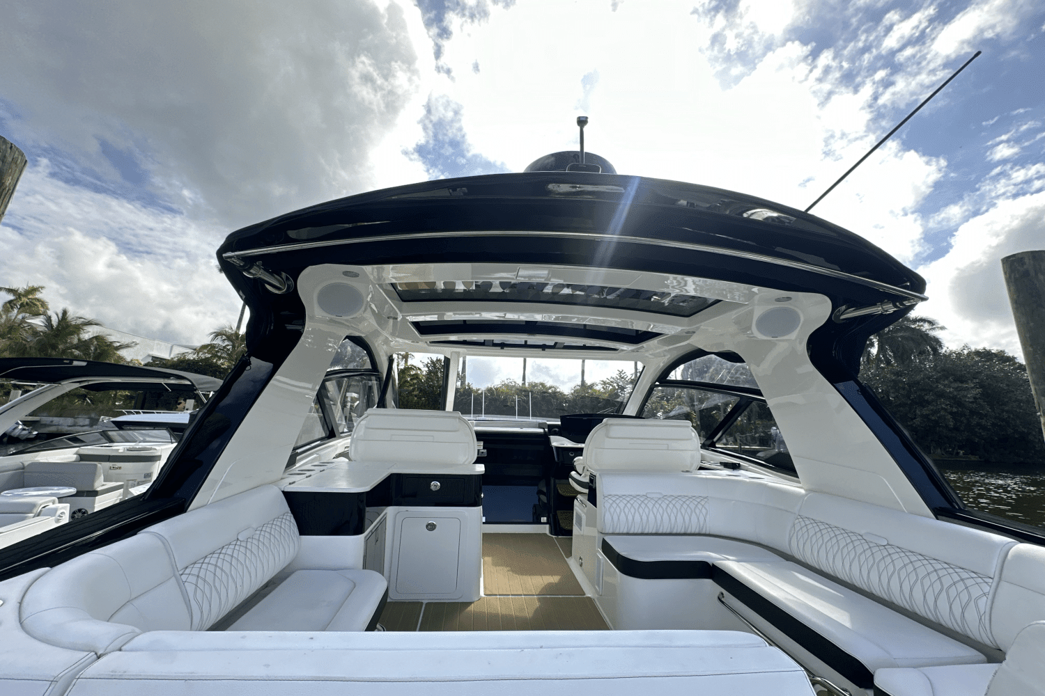 2022 Sea Ray Sundancer 370 OB Image Thumbnail #25