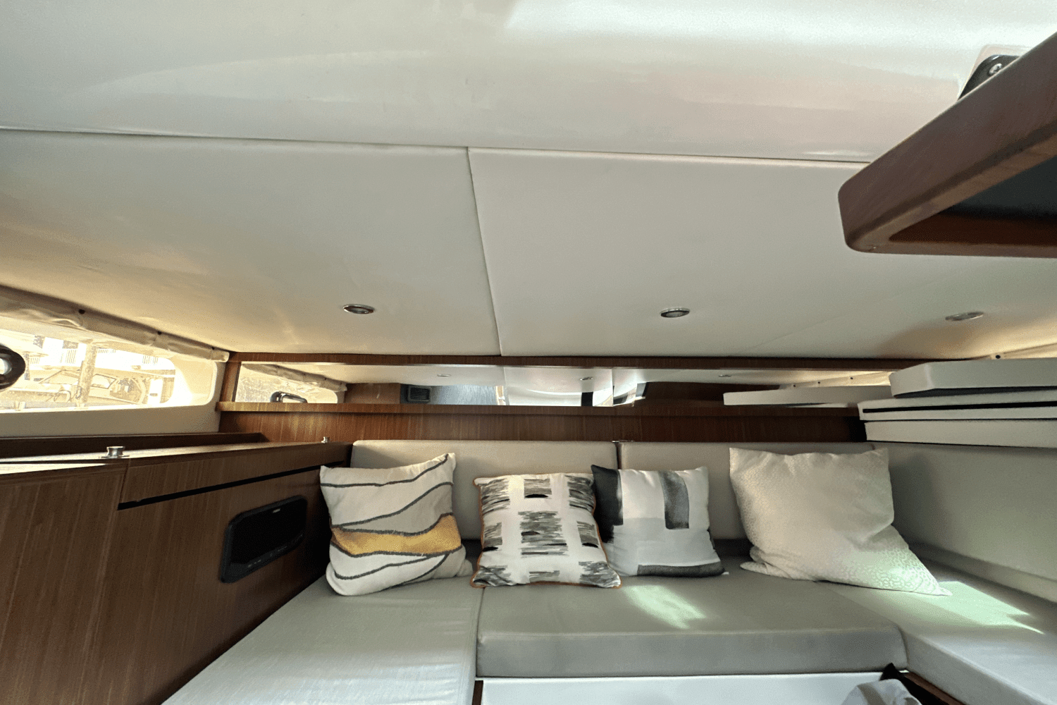 2022 Sea Ray Sundancer 370 OB Image Thumbnail #21