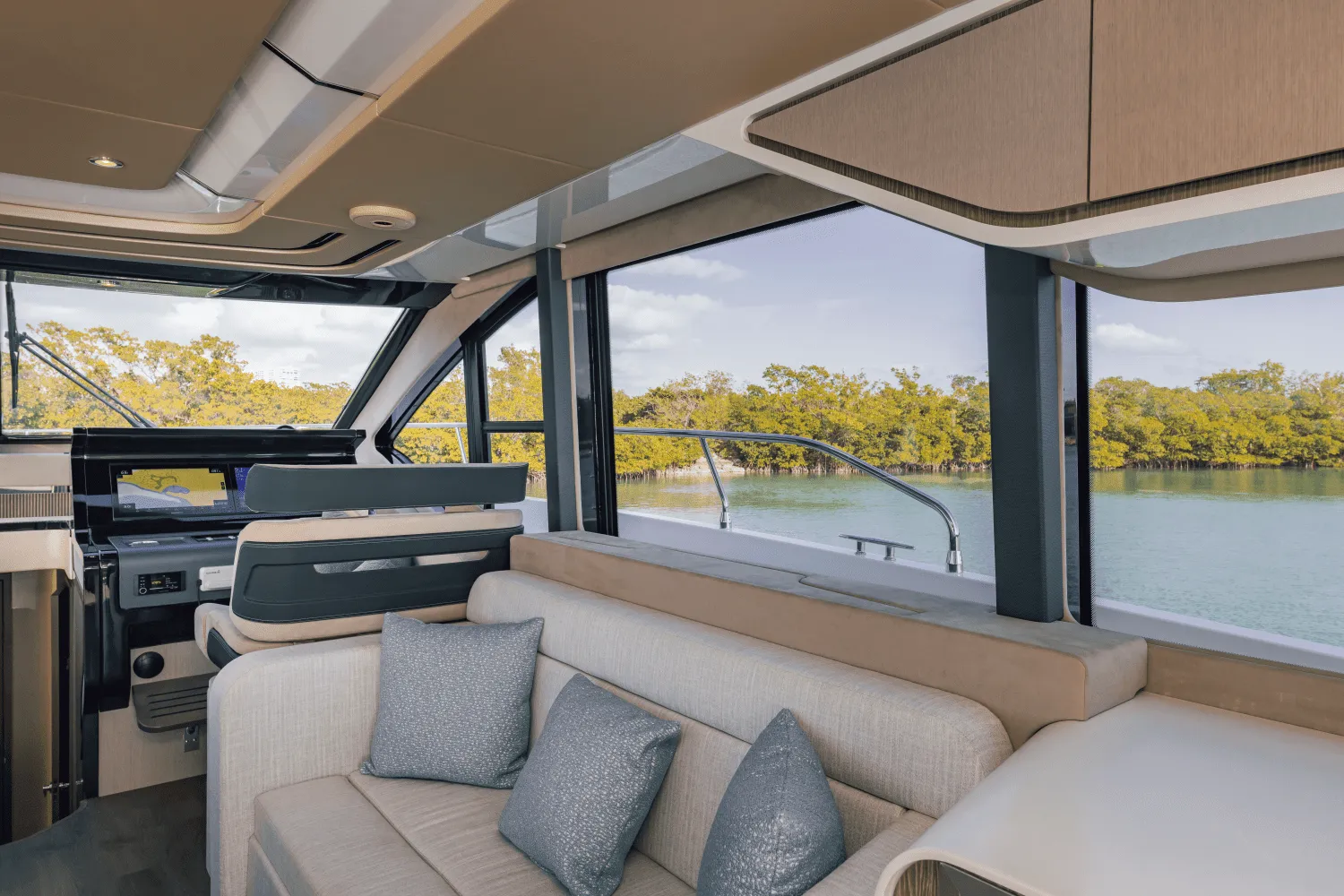 2025 Cruisers Yachts 57 Fly Image Thumbnail #36