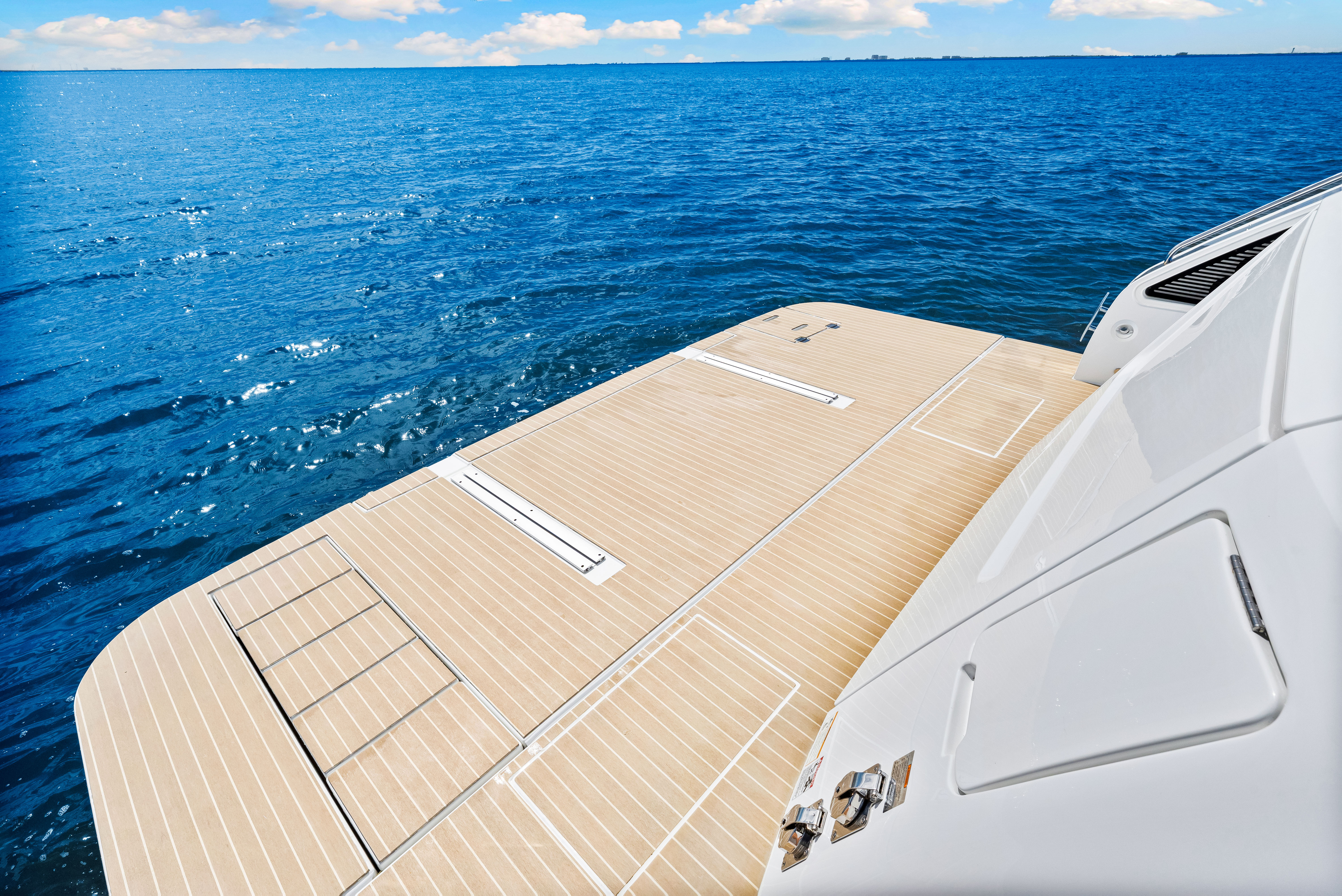2025 Cruisers Yachts 57 Fly Image Thumbnail #18