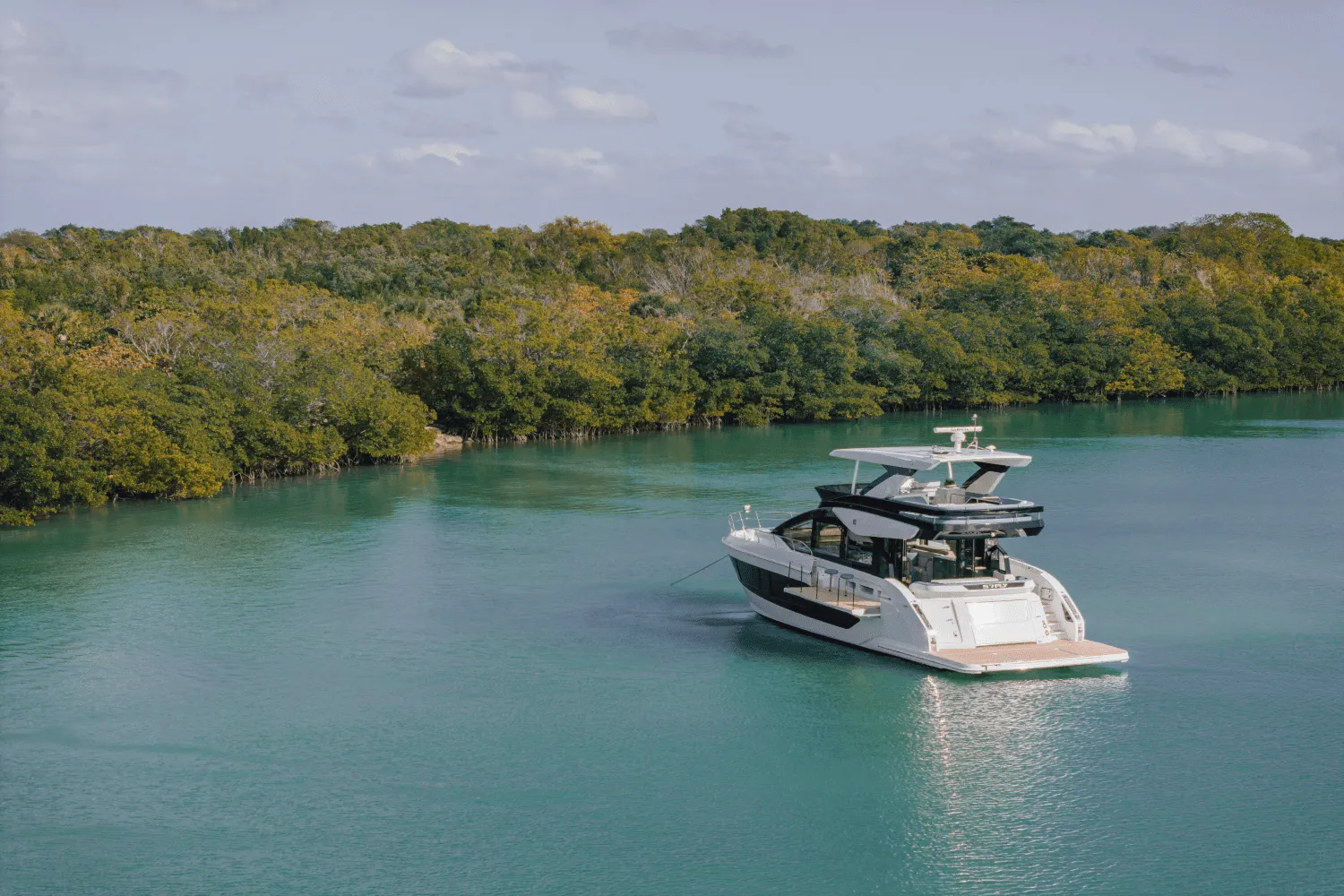 2025 Cruisers Yachts 57 Fly Image Thumbnail #5