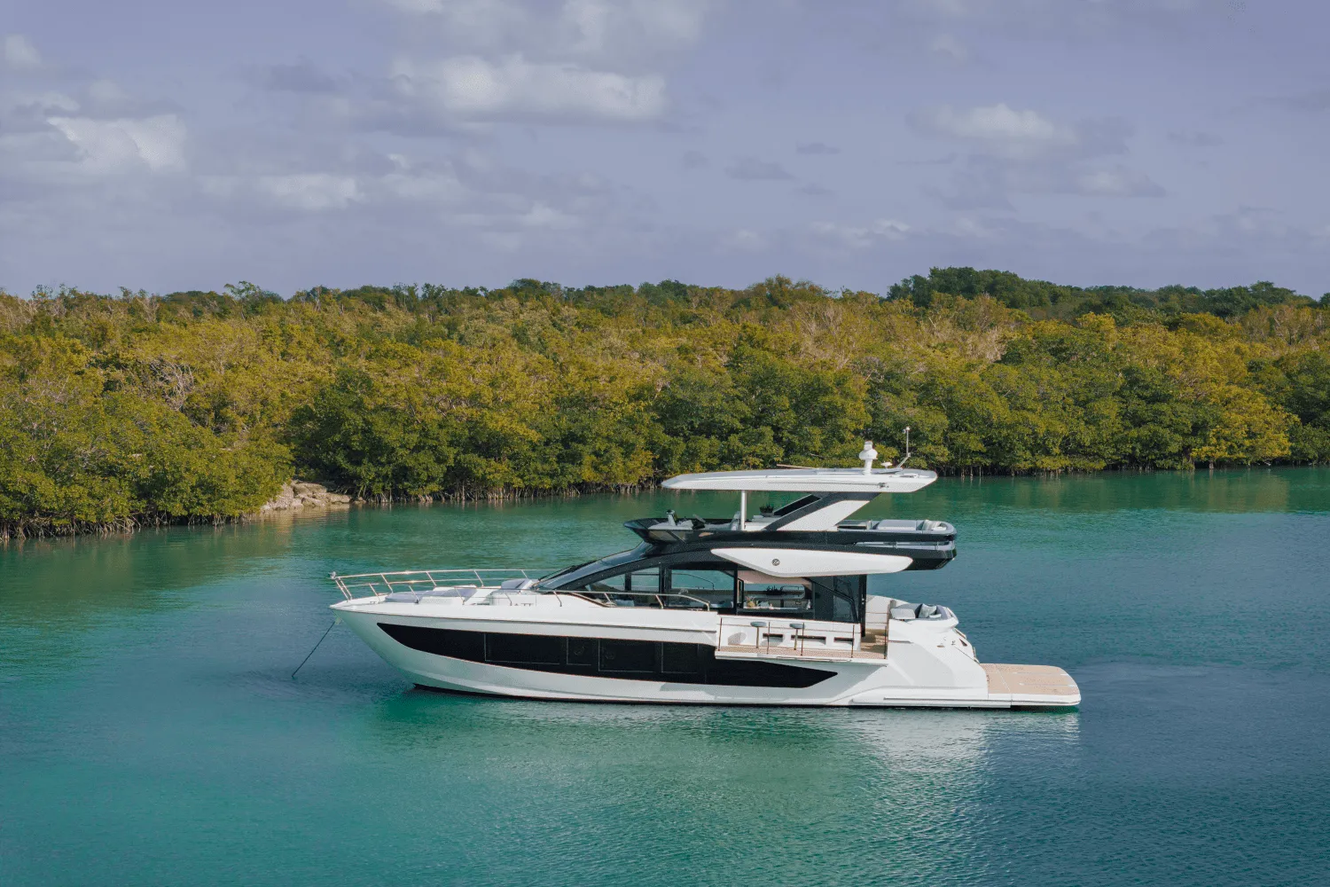 2025 Cruisers Yachts 57 Fly Image Thumbnail #3
