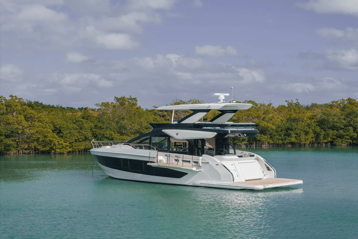 2025 Cruisers Yachts 57 Fly Image Thumbnail #2