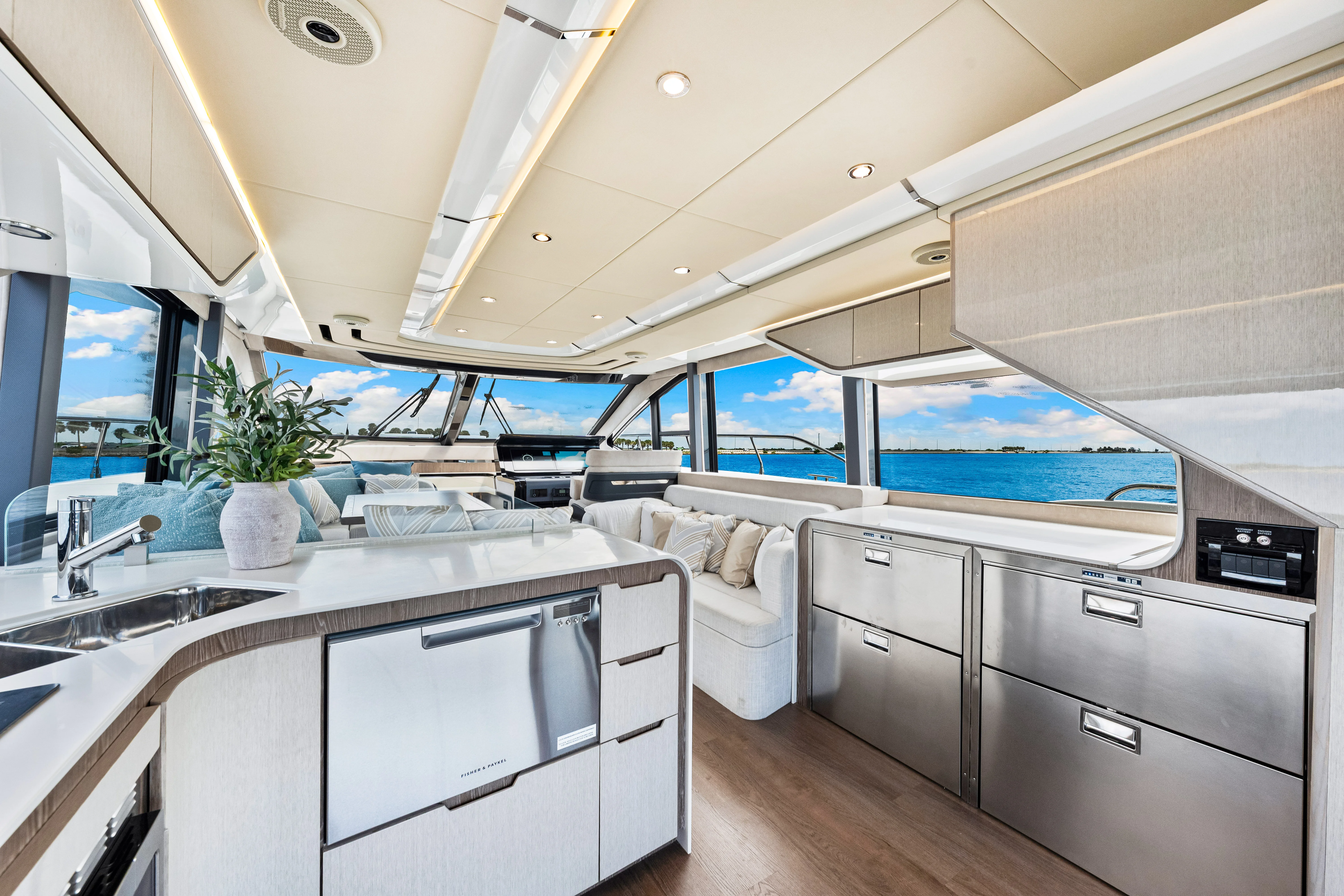 2025 Cruisers Yachts 57 Fly Image Thumbnail #38