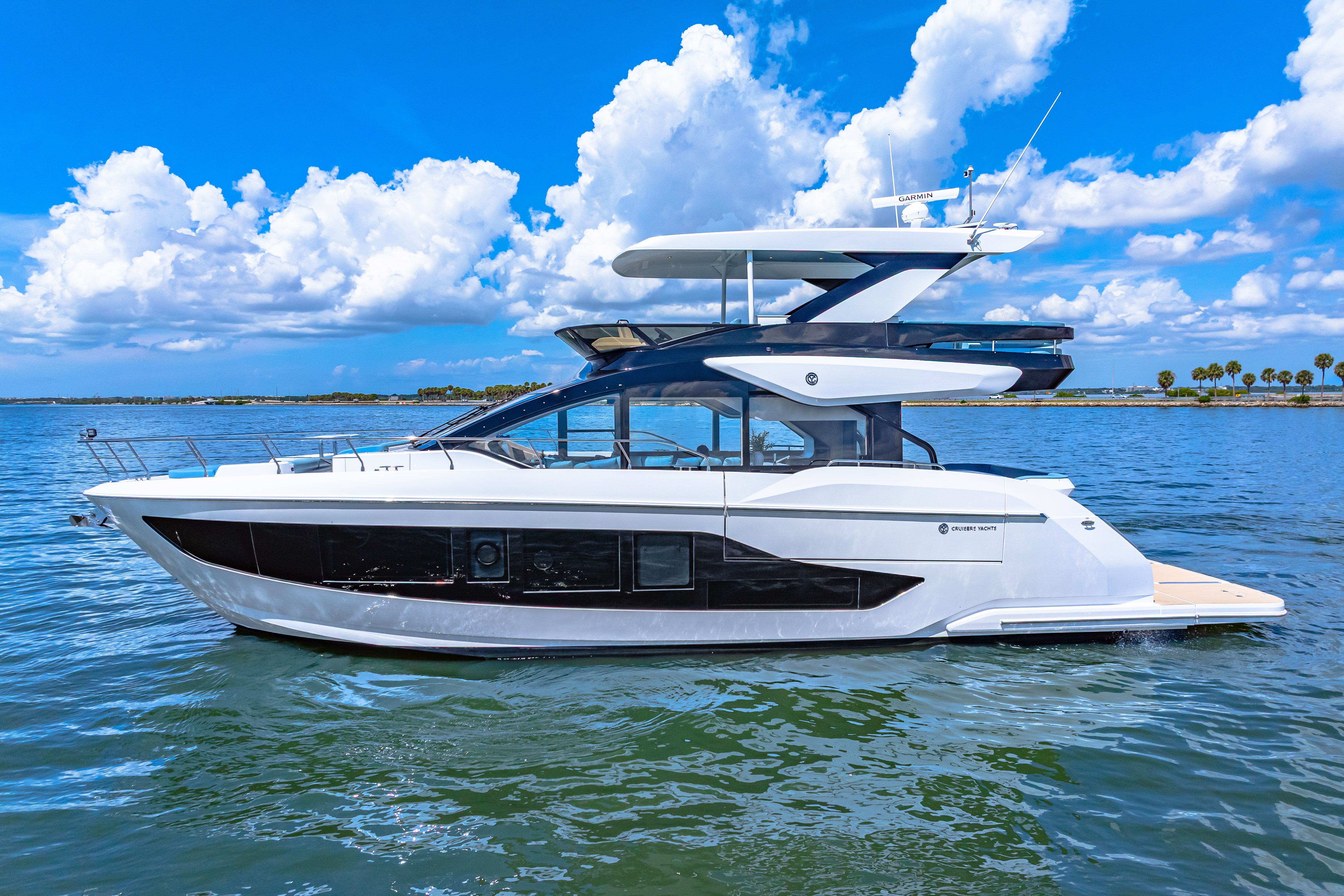 2025 Cruisers Yachts 57 Fly