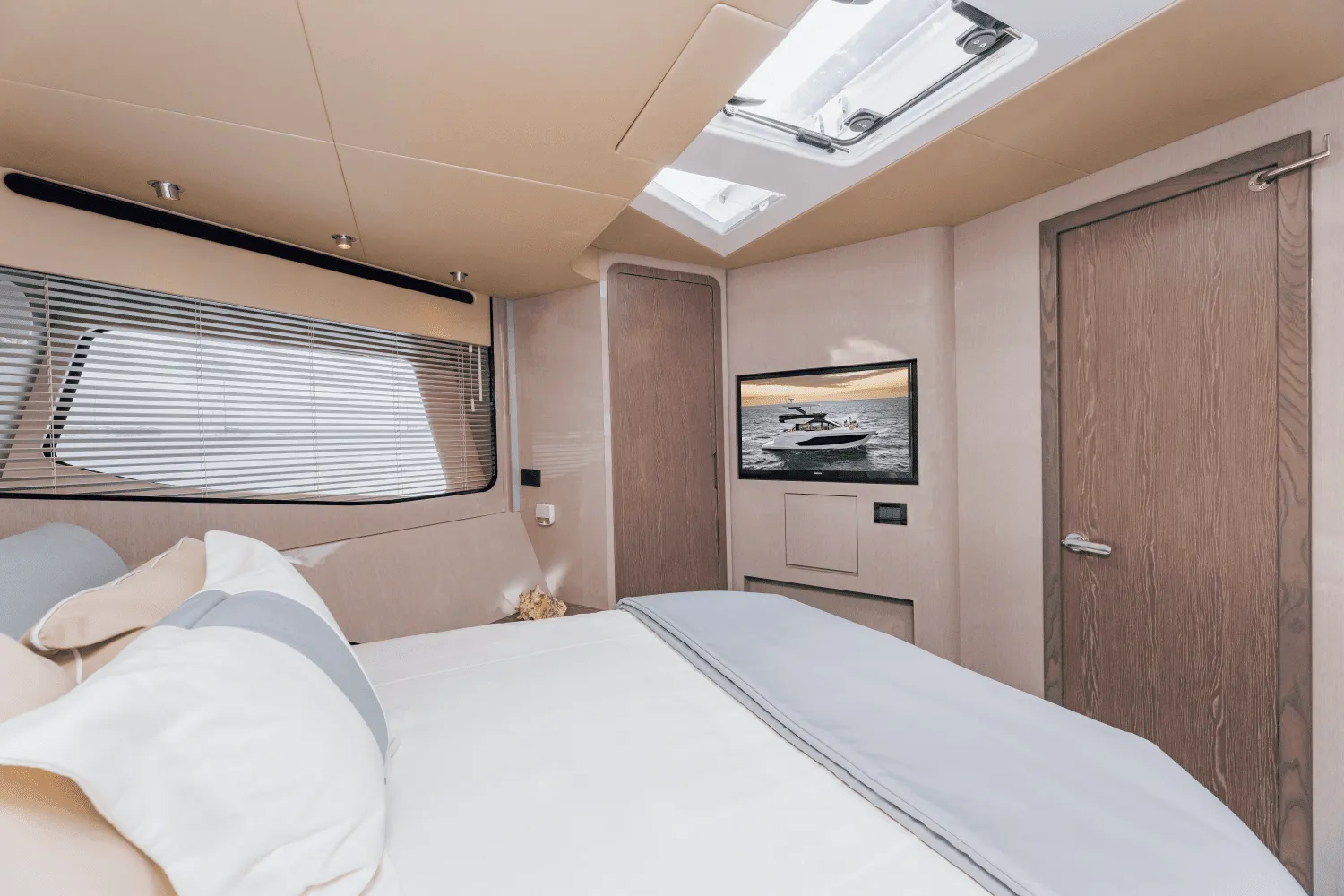 2025 Cruisers Yachts 57 Fly Image Thumbnail #68