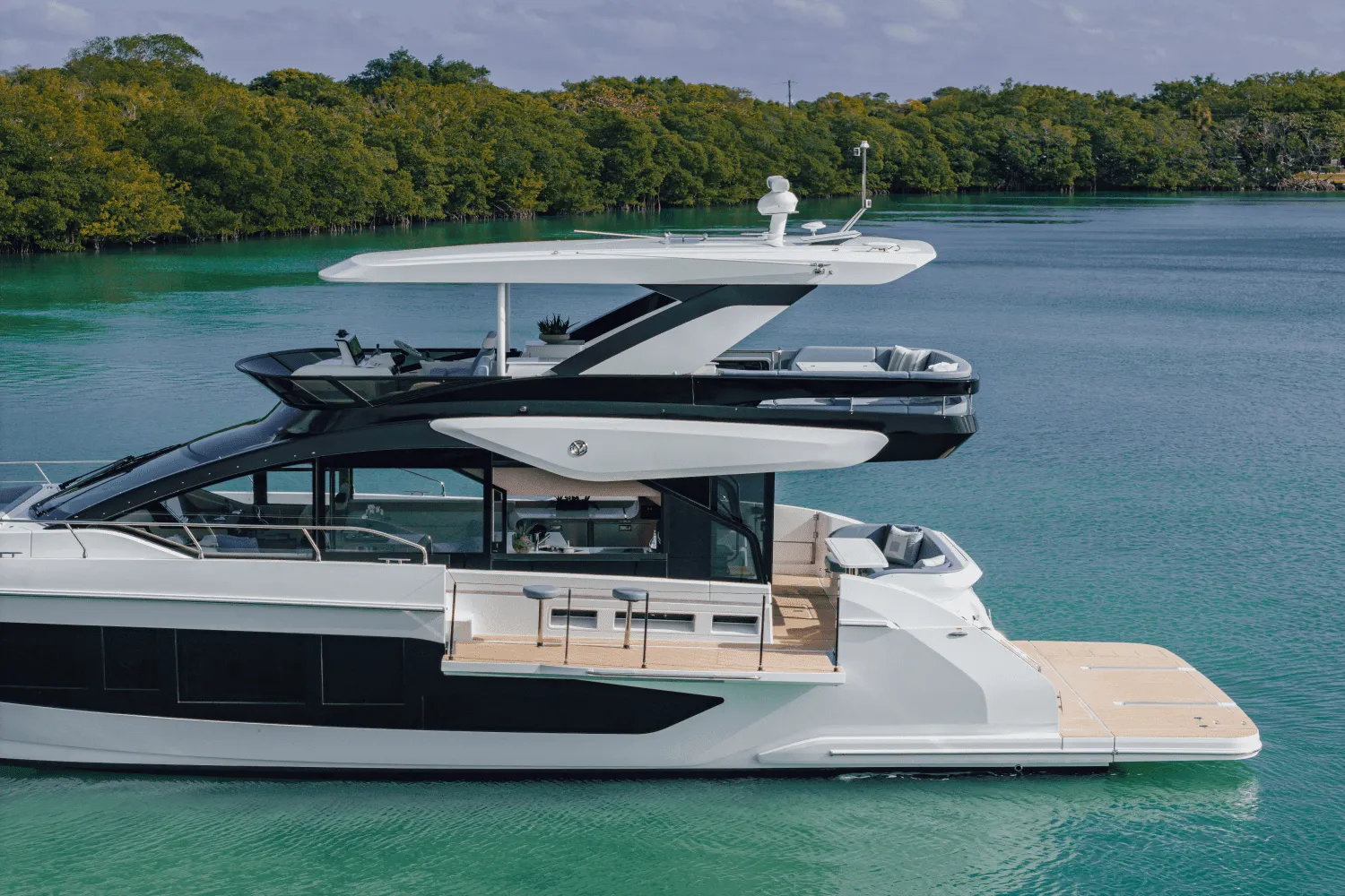 2025 Cruisers Yachts 57 Fly Image Thumbnail #4