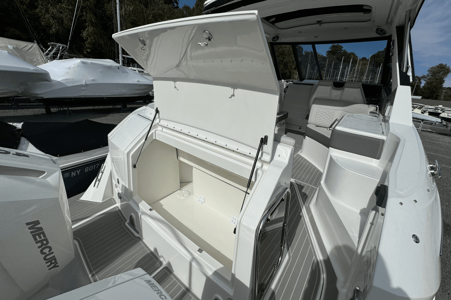 2025 Sea Ray Sundancer 320 Outboard Image Thumbnail #12