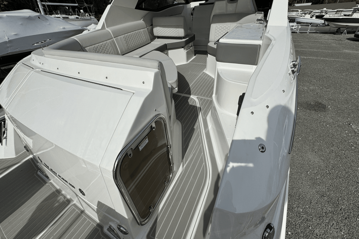 2025 Sea Ray Sundancer 320 Outboard Image Thumbnail #13