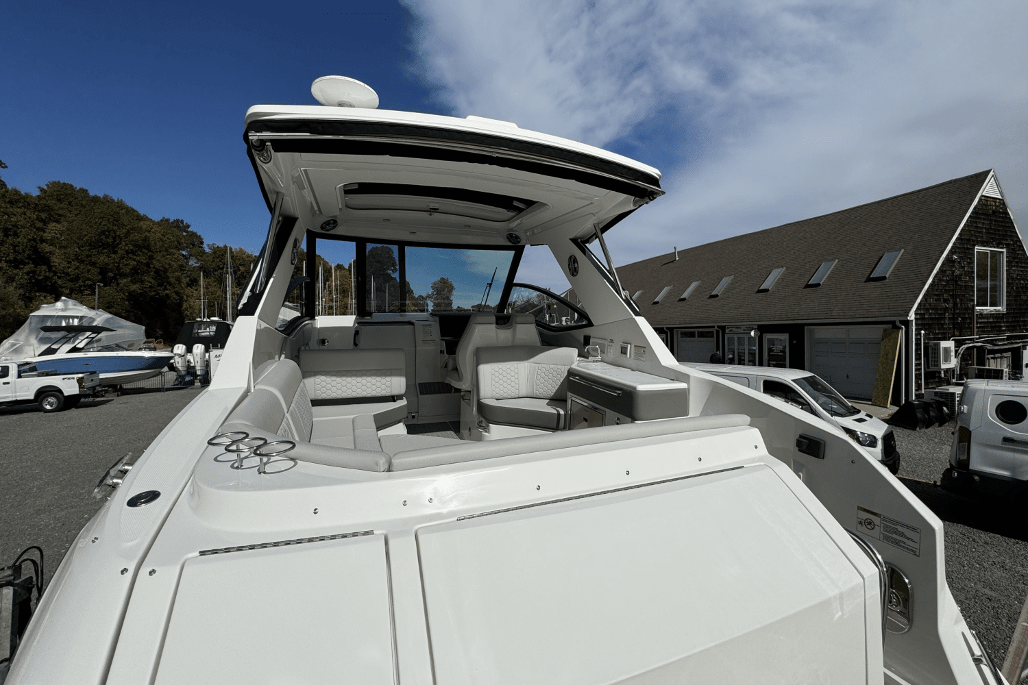 2025 Sea Ray Sundancer 320 Outboard Image Thumbnail #15