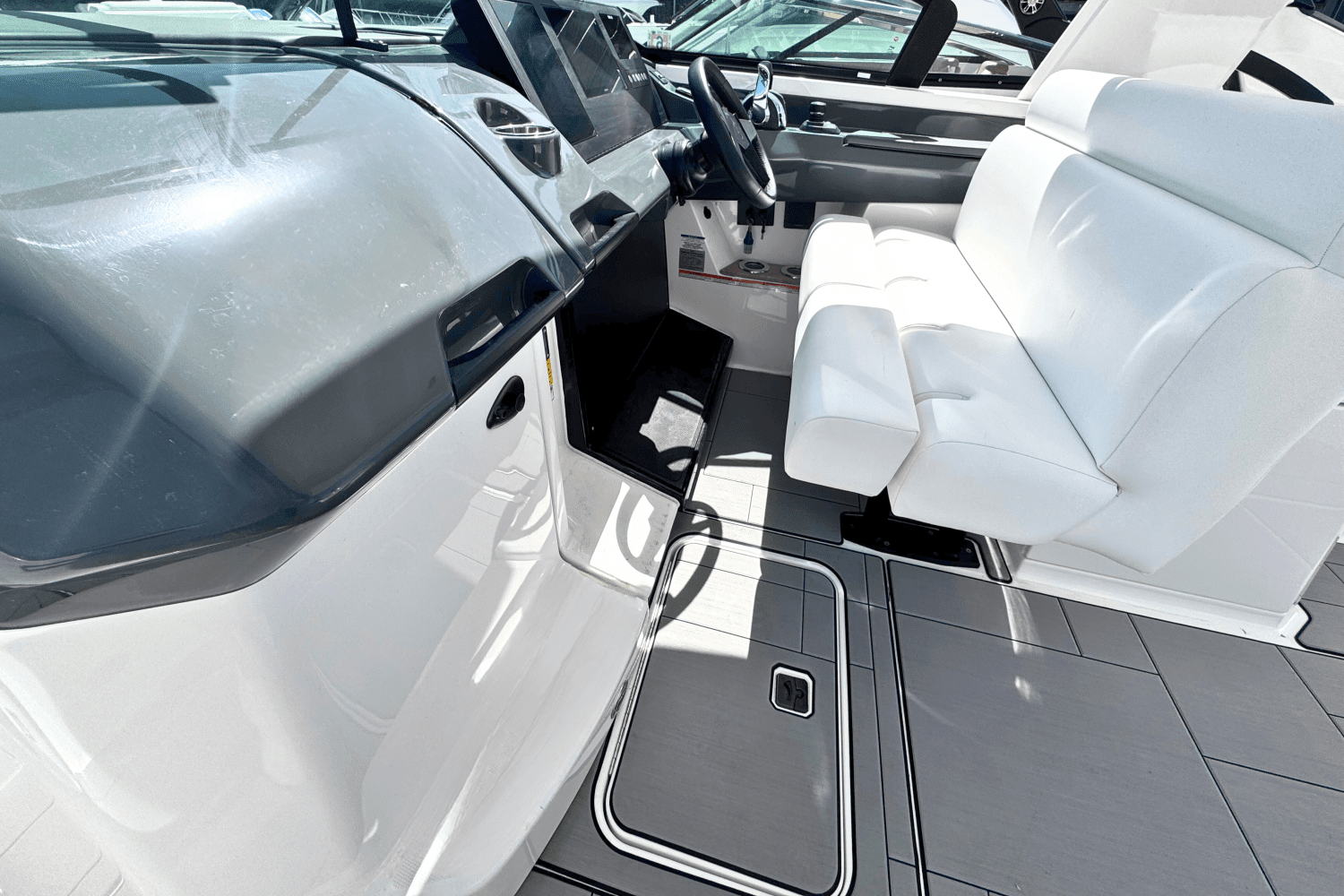 2021 Aviara AV32 Outboard Image Thumbnail #3