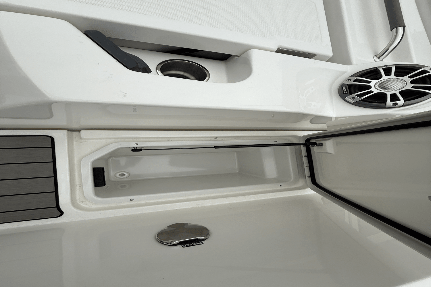 2025 Sea Ray SLX 350 Outboard Image Thumbnail #25