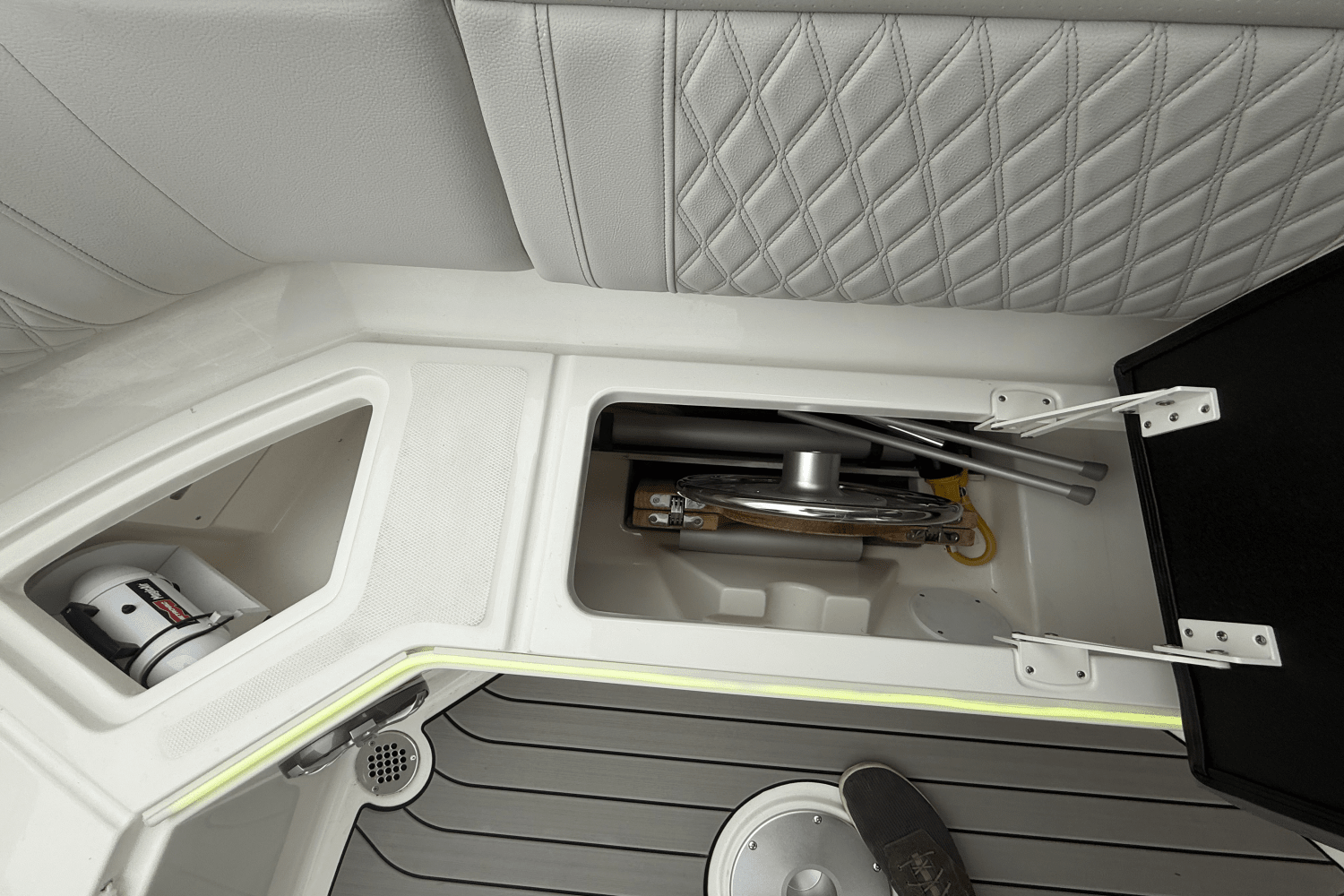 2025 Sea Ray SLX 350 Outboard Image Thumbnail #22