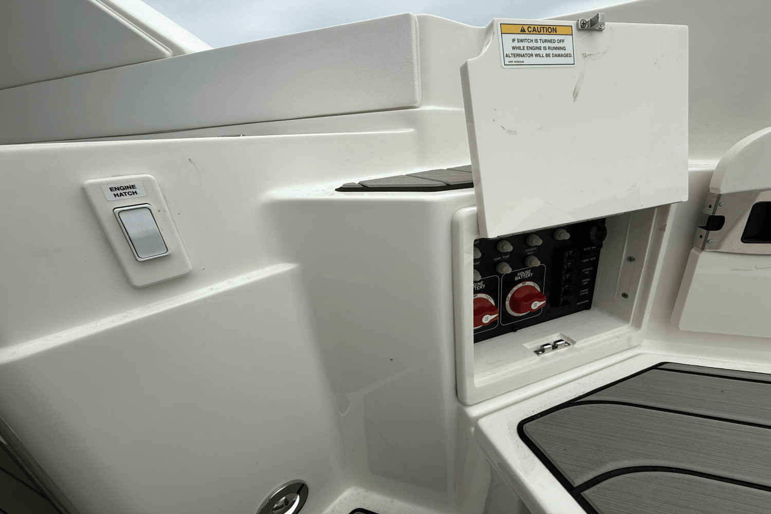 2025 Sea Ray SLX 350 Outboard Image Thumbnail #14