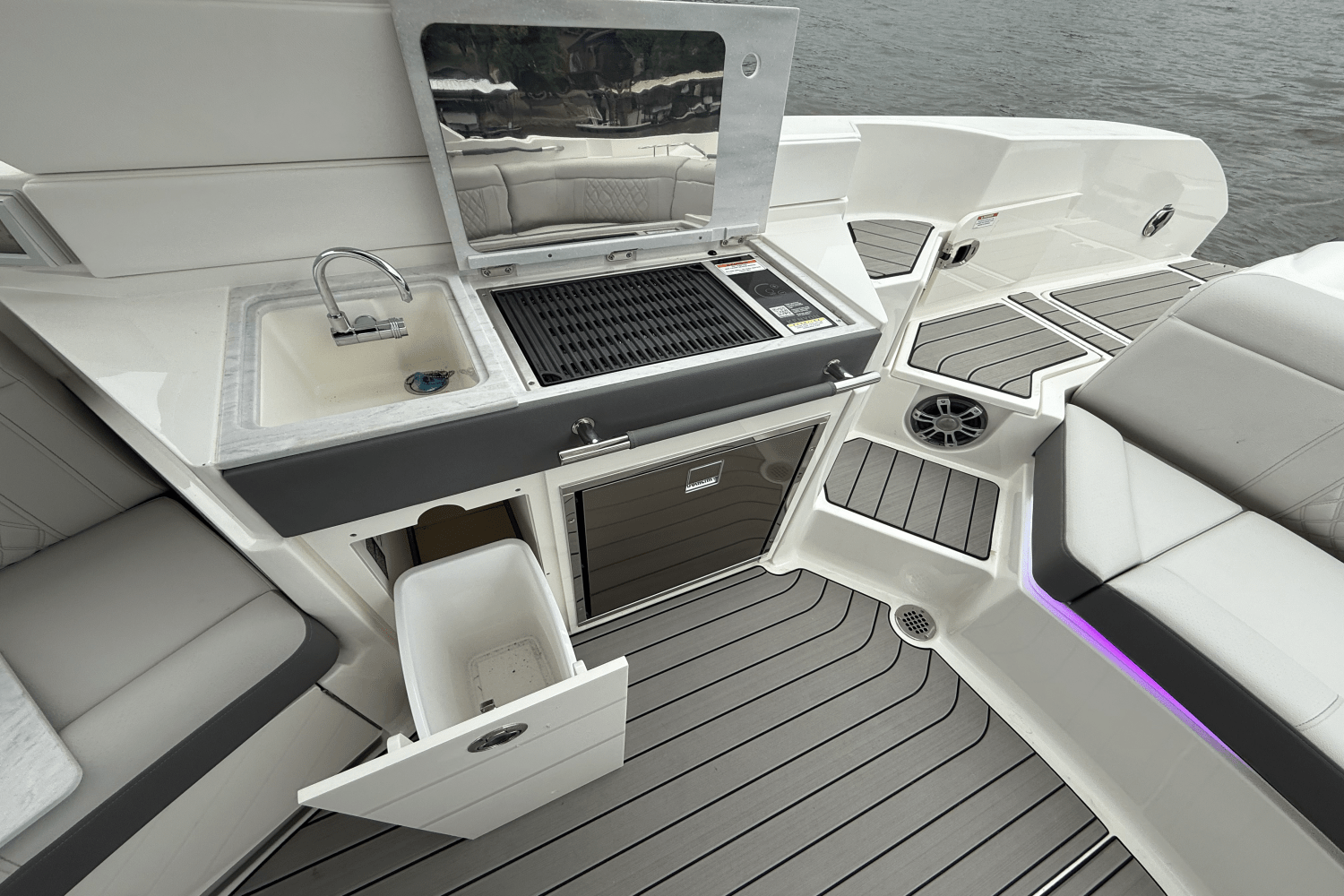 2025 Sea Ray SLX 350 Outboard Image Thumbnail #13