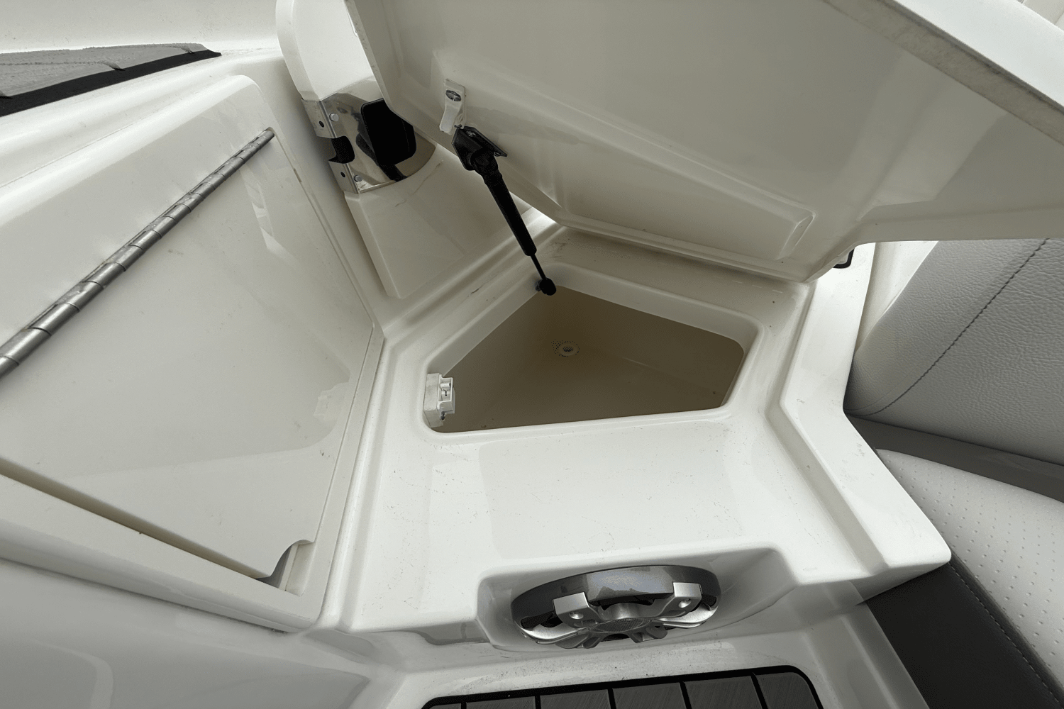 2025 Sea Ray SLX 350 Outboard Image Thumbnail #24