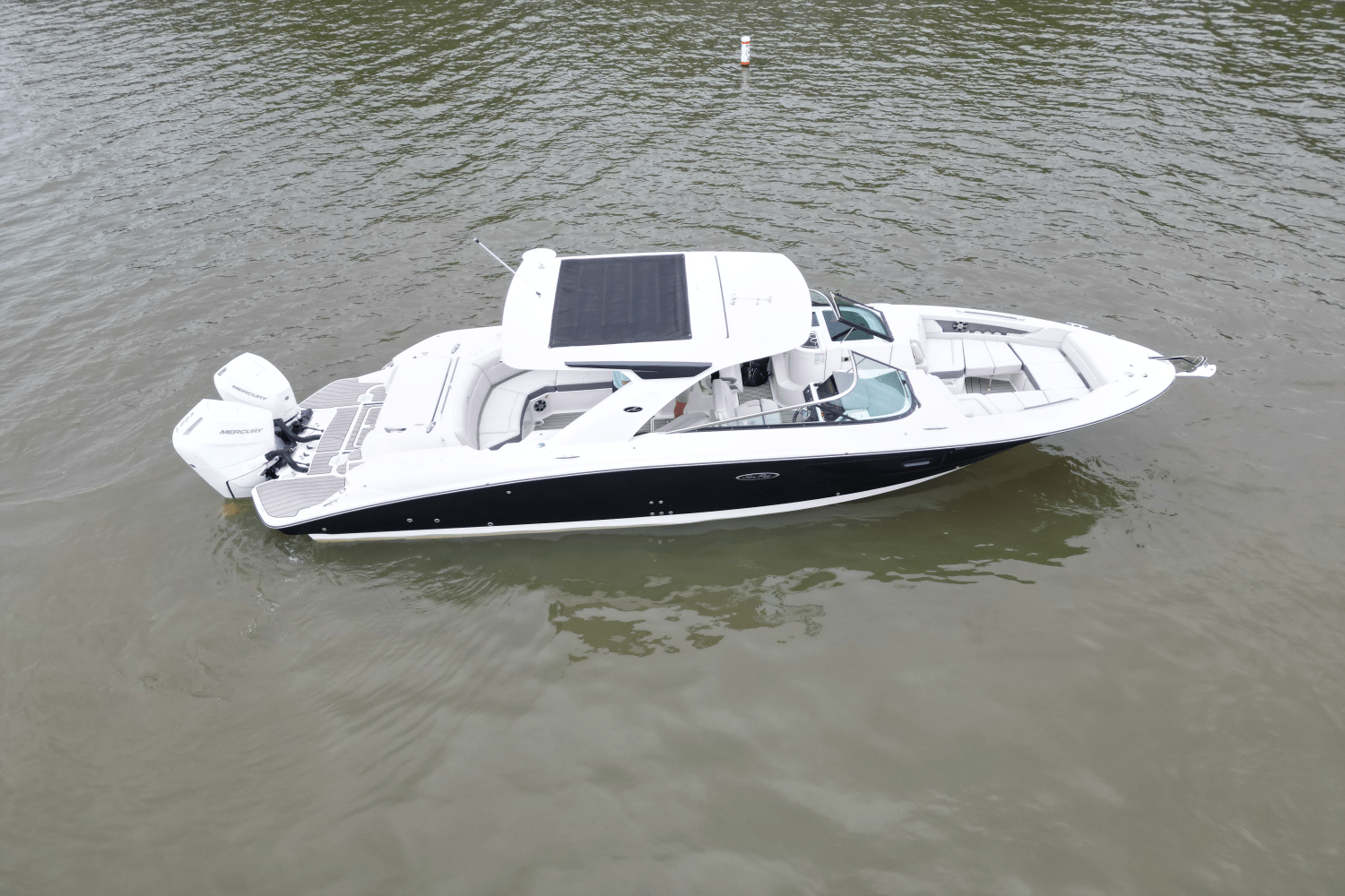 2025 Sea Ray SLX 350 Outboard Image Thumbnail #3
