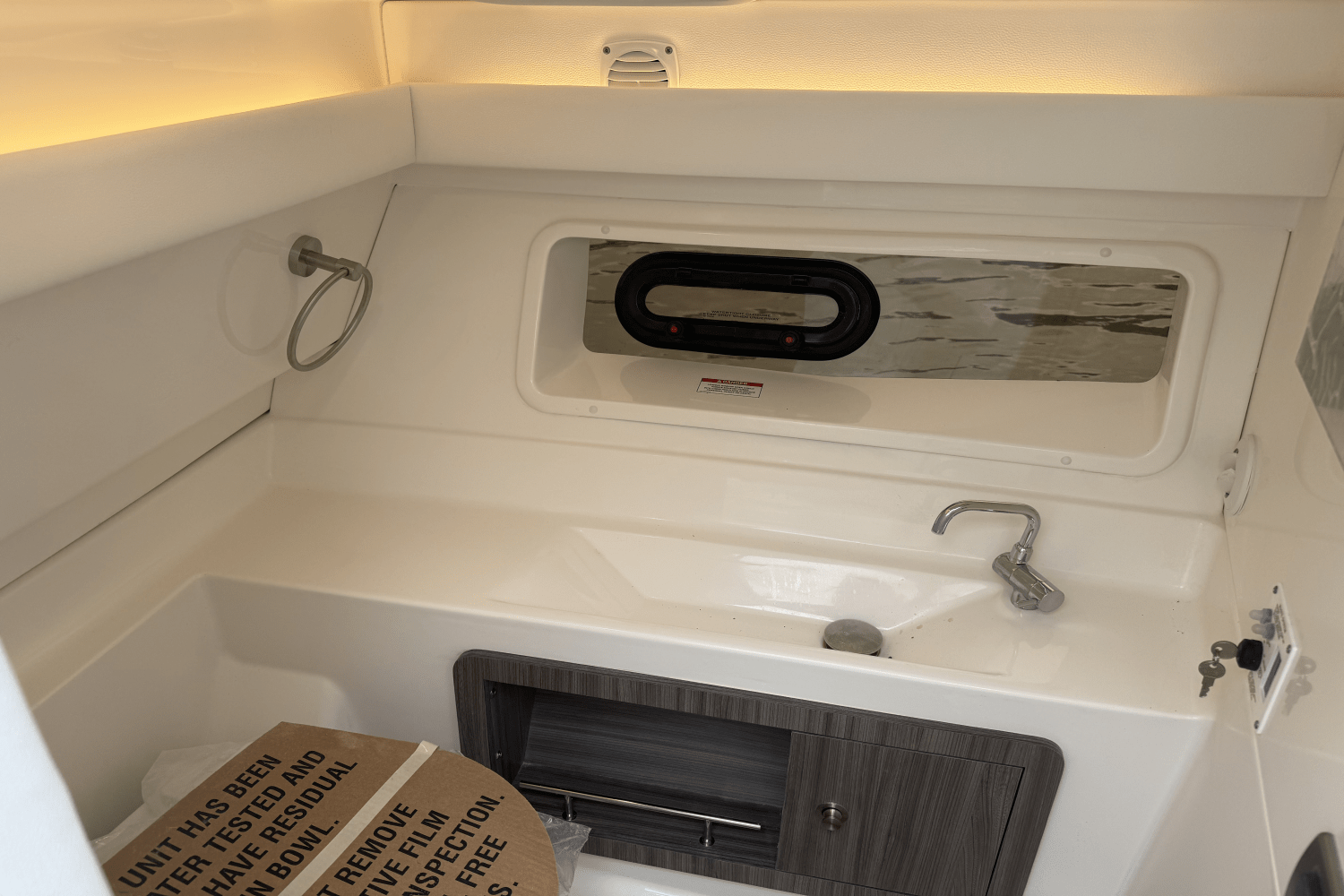 2025 Sea Ray SLX 350 Outboard Image Thumbnail #19