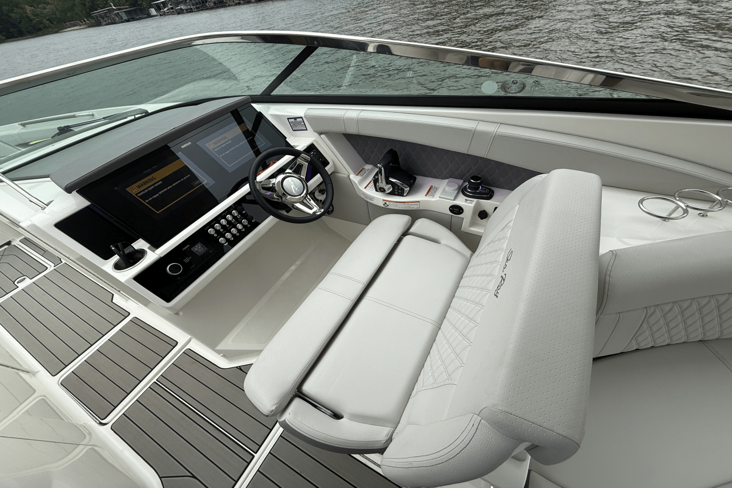 2025 Sea Ray SLX 350 Outboard Image Thumbnail #15