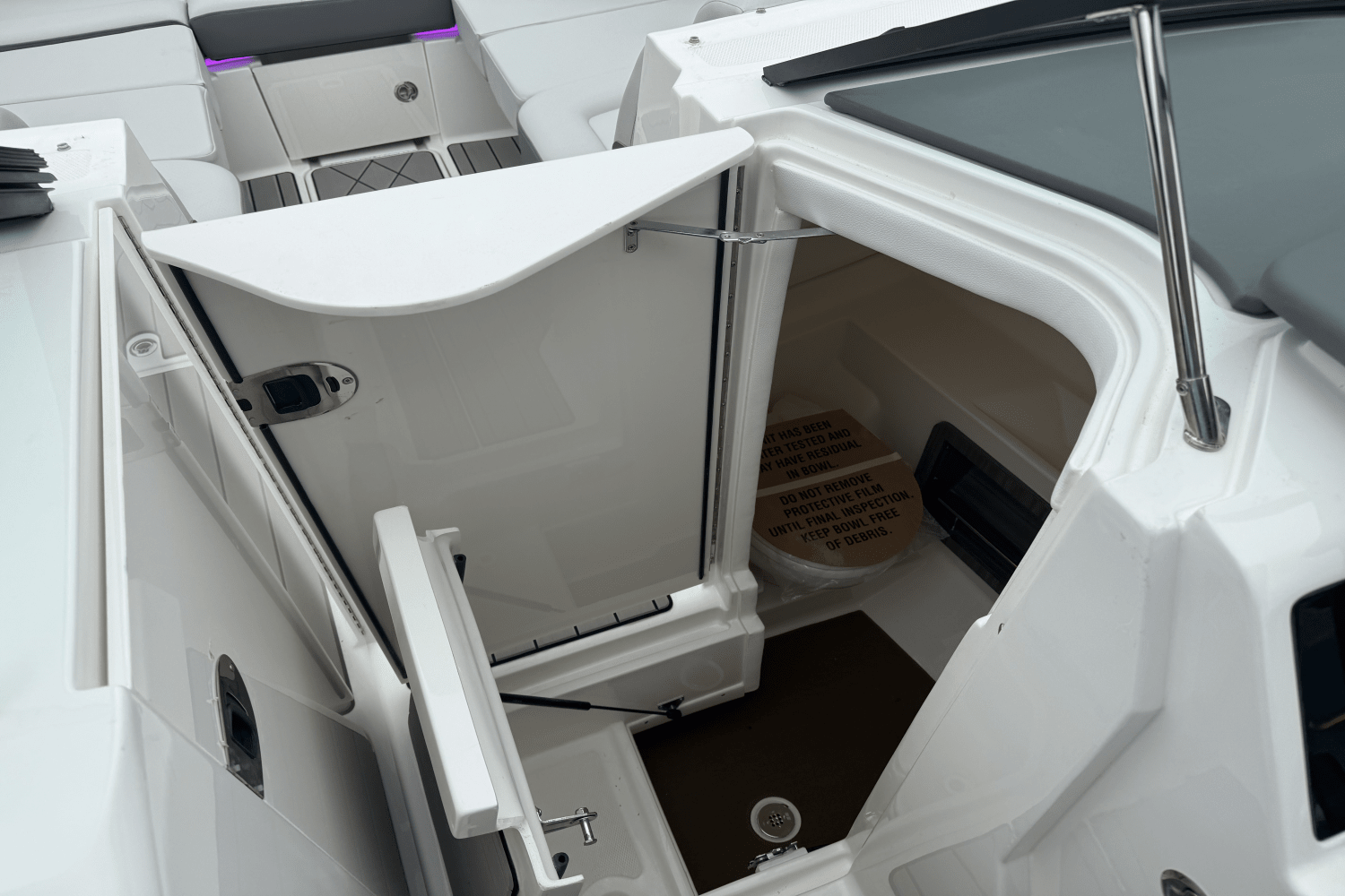 2025 Sea Ray SLX 350 Outboard Image Thumbnail #17
