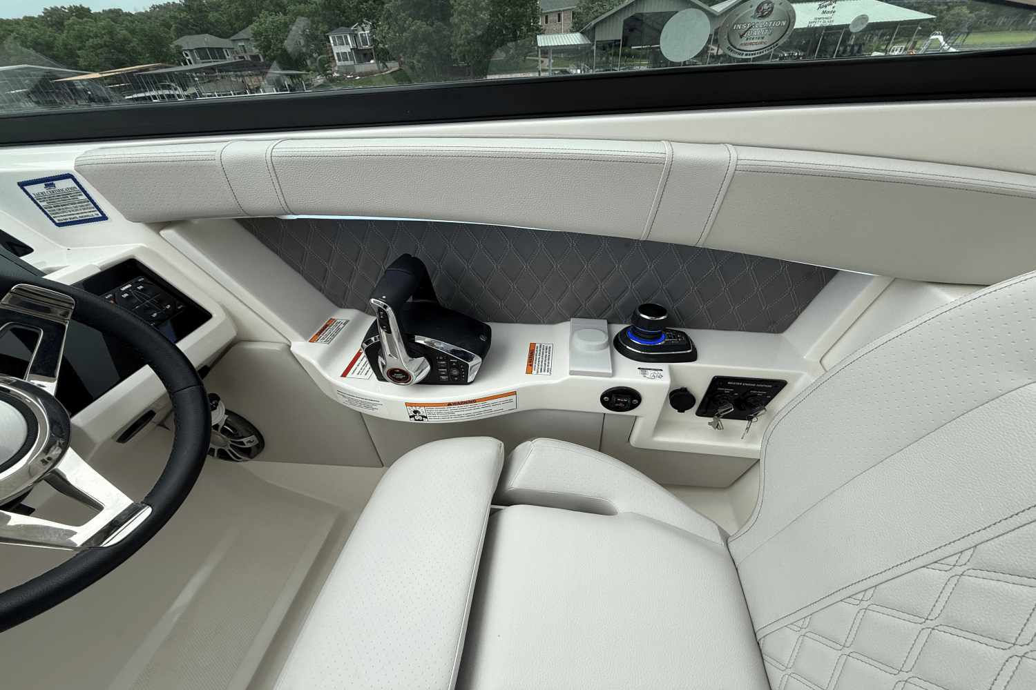 2025 Sea Ray SLX 350 Outboard Image Thumbnail #16