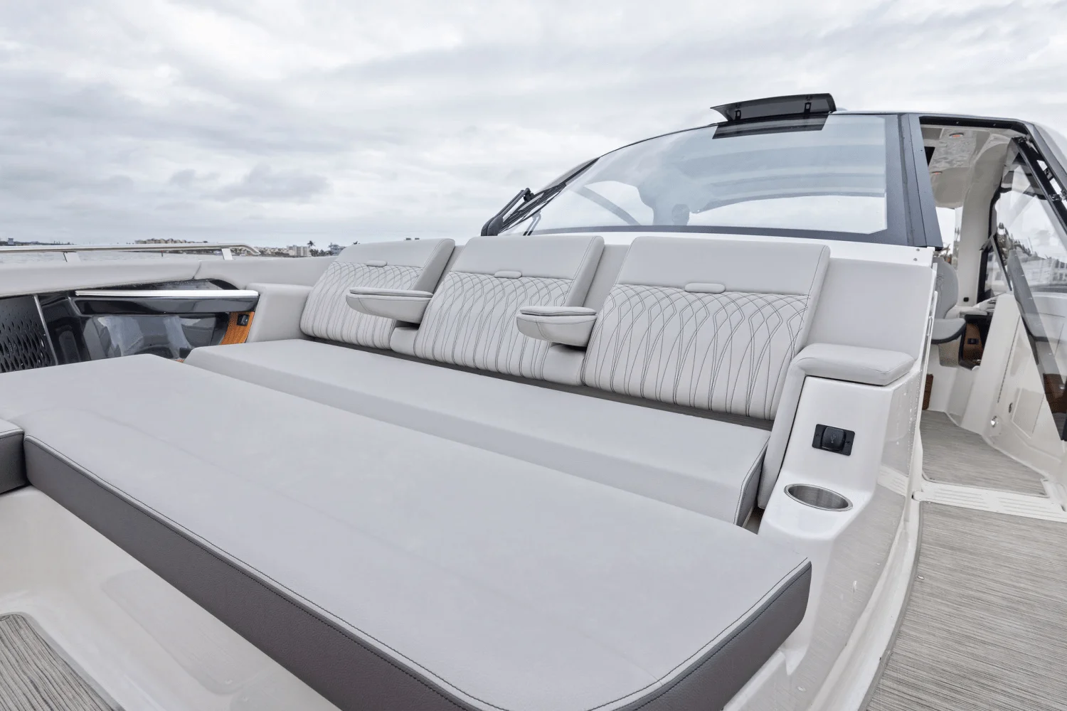 2025 Sea Ray Sundancer 370 Outboard Image Thumbnail #44