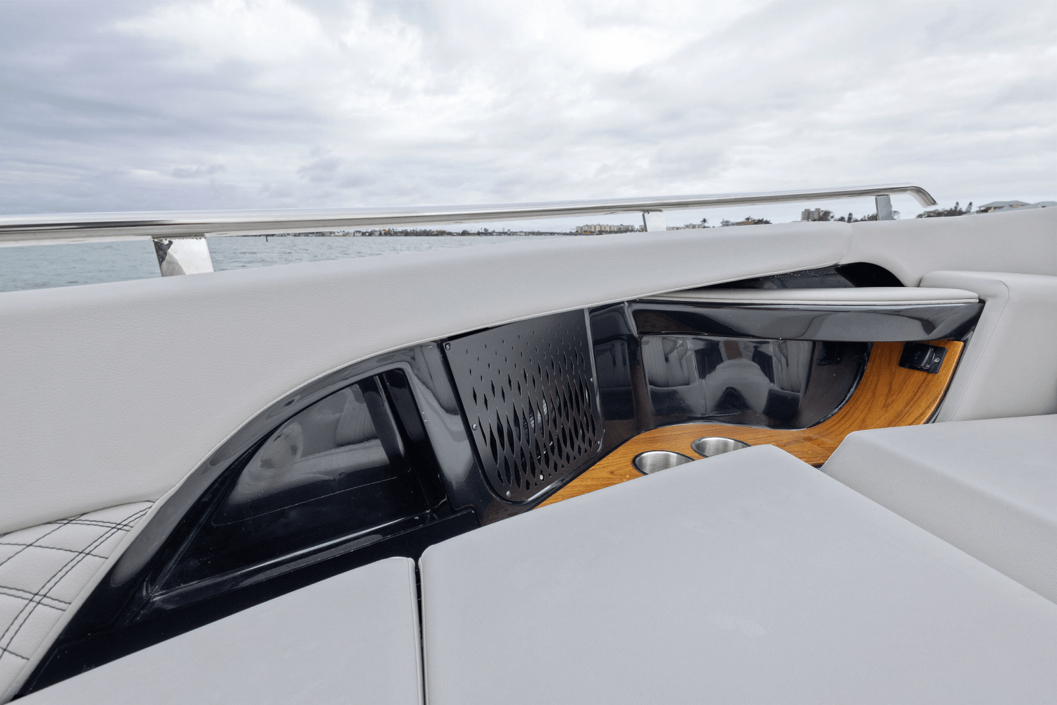 2025 Sea Ray Sundancer 370 Outboard Image Thumbnail #42