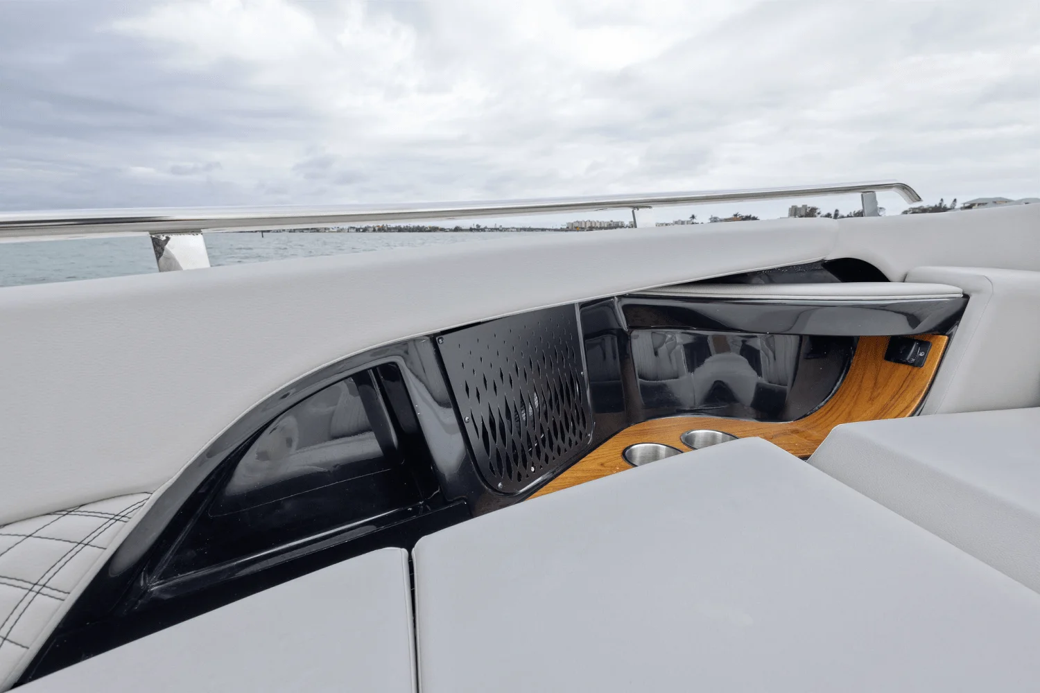 2025 Sea Ray Sundancer 370 Outboard Image Thumbnail #42