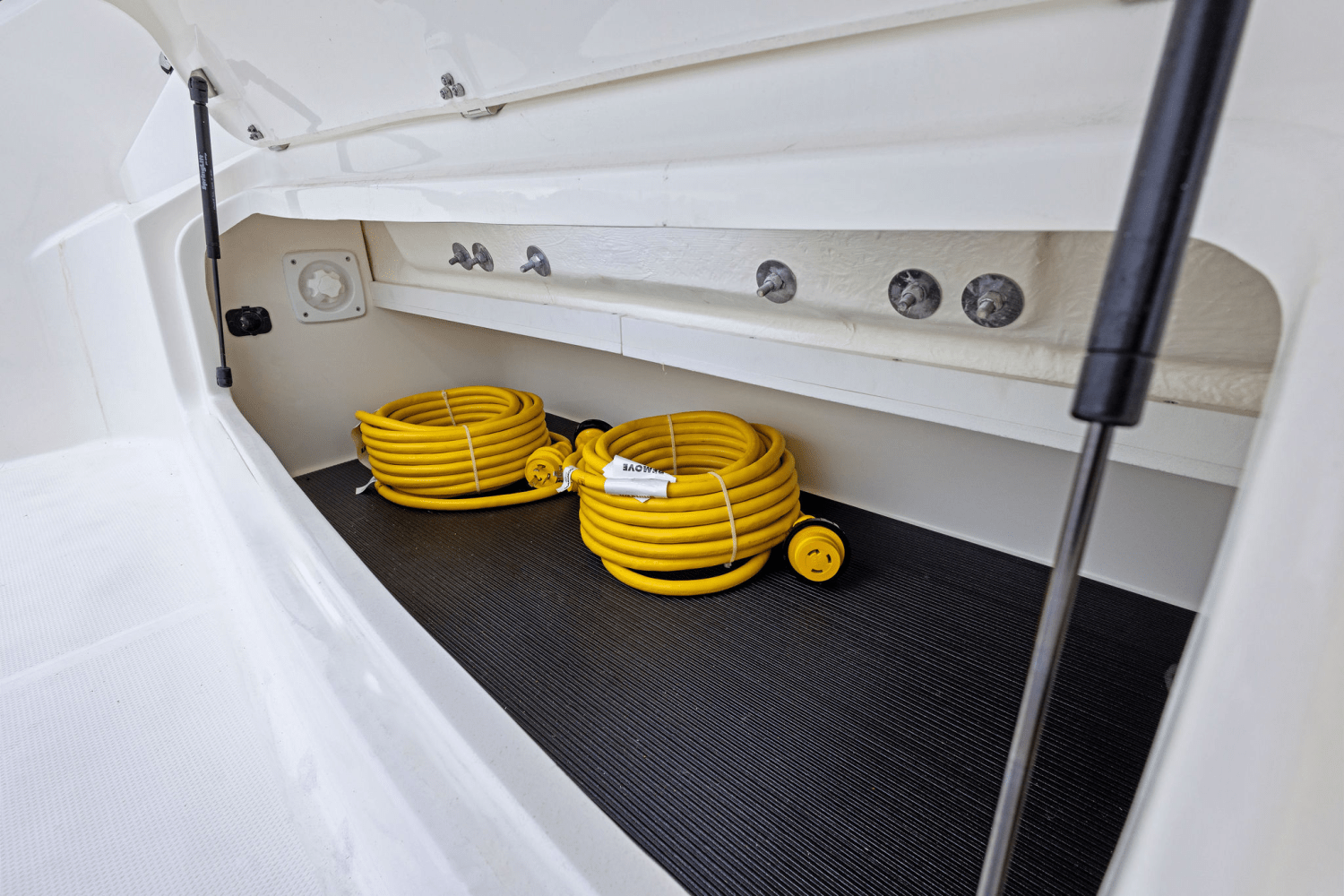 2025 Sea Ray Sundancer 370 Outboard Image Thumbnail #65