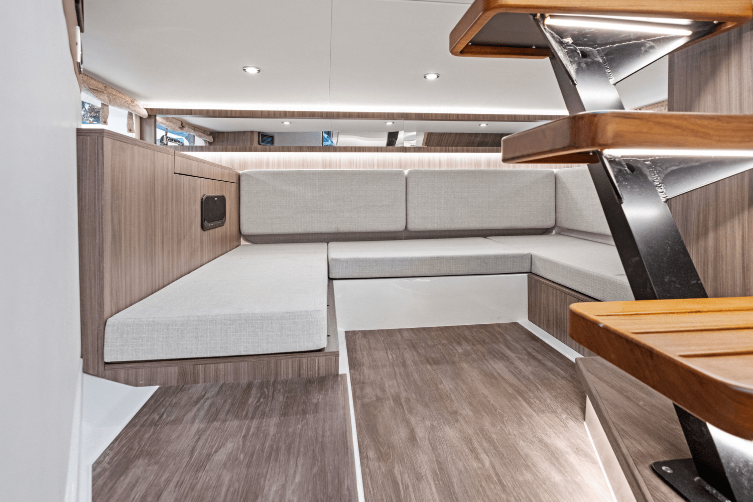 2025 Sea Ray Sundancer 370 Outboard Image Thumbnail #39