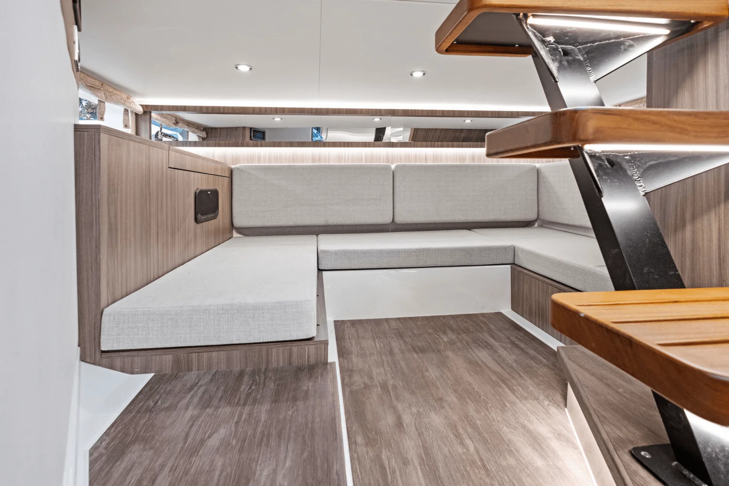 2025 Sea Ray Sundancer 370 Outboard Image Thumbnail #39