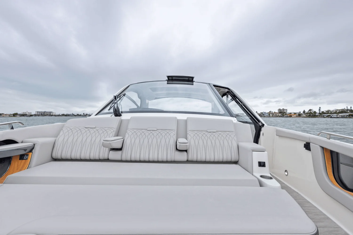 2025 Sea Ray Sundancer 370 Outboard Image Thumbnail #59