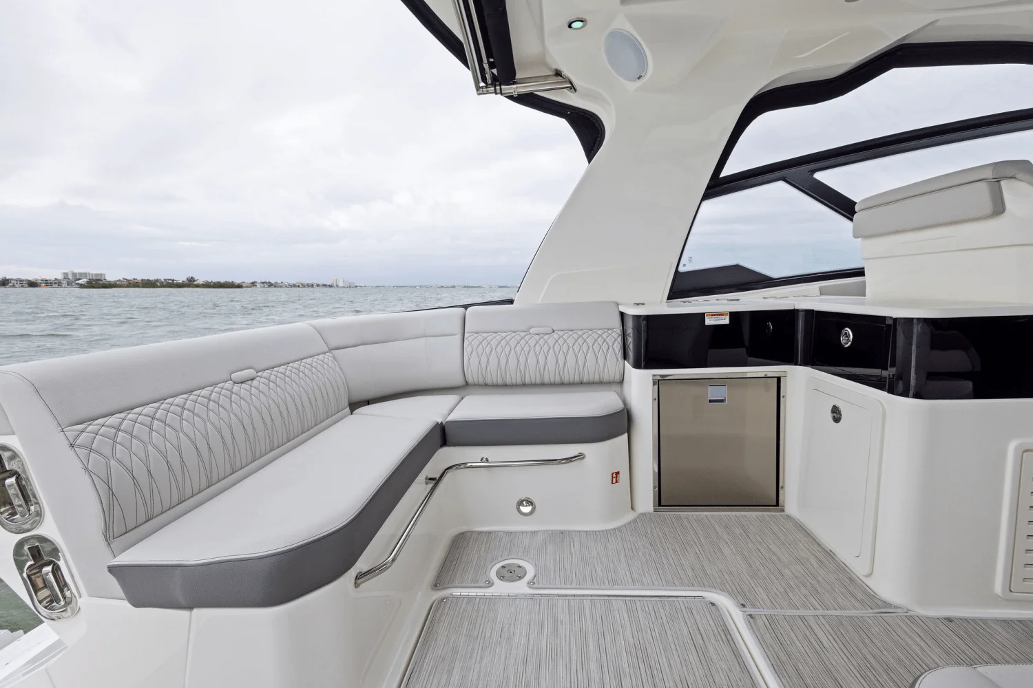 2025 Sea Ray Sundancer 370 Outboard Image Thumbnail #48