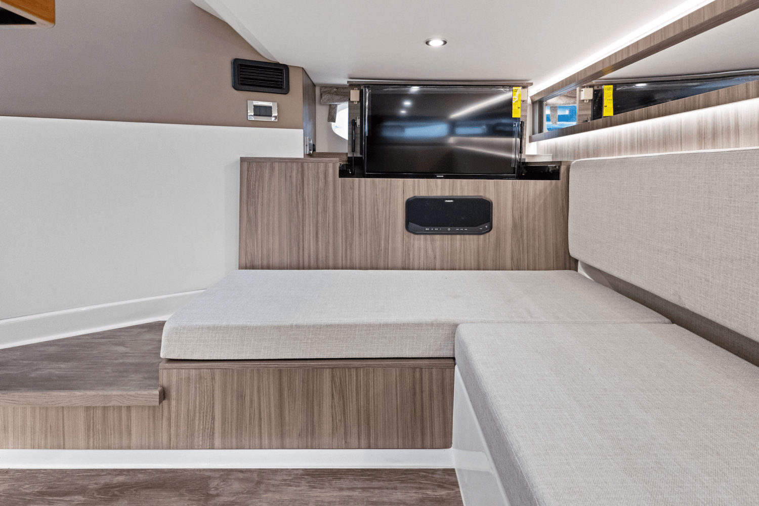 2025 Sea Ray Sundancer 370 Outboard Image Thumbnail #38