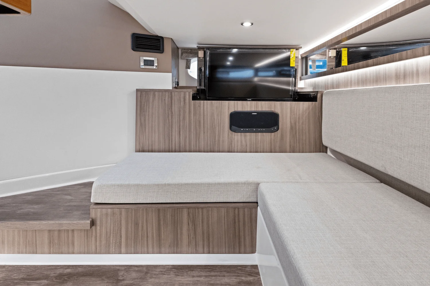 2025 Sea Ray Sundancer 370 Outboard Image Thumbnail #38