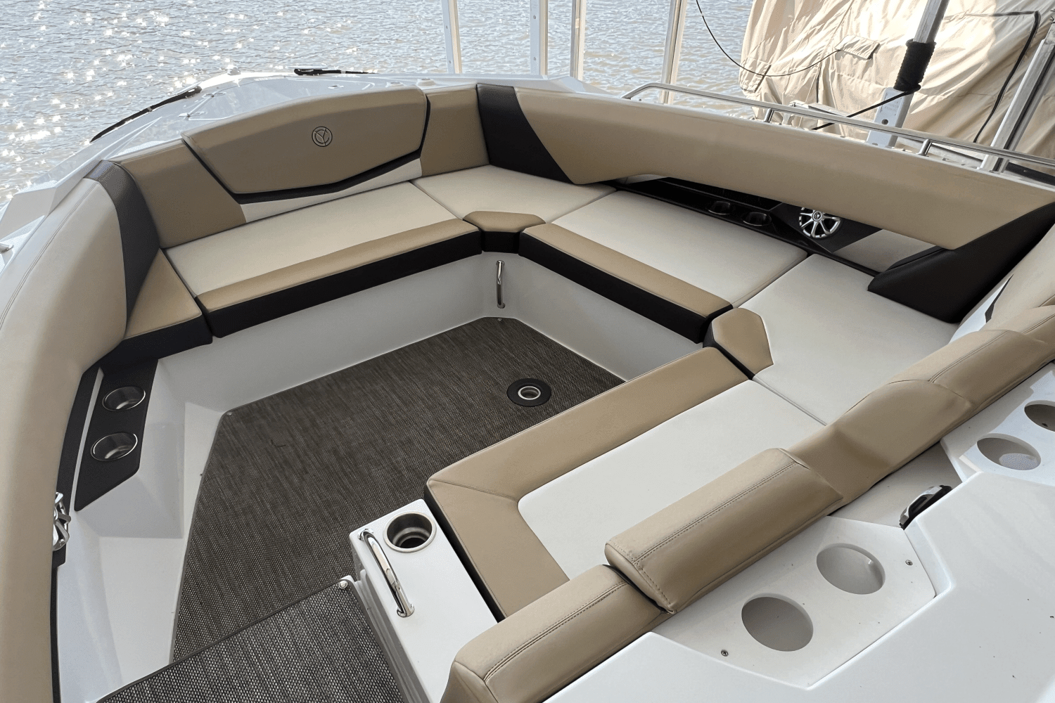 2015 Cruisers Yachts 328 Image Thumbnail #8