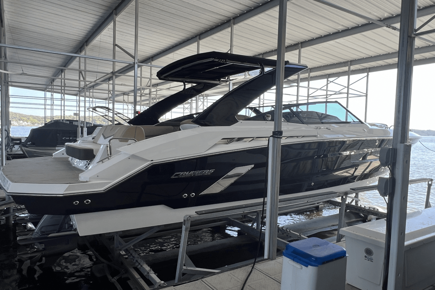 2015 Cruisers Yachts 328 Image Thumbnail #2