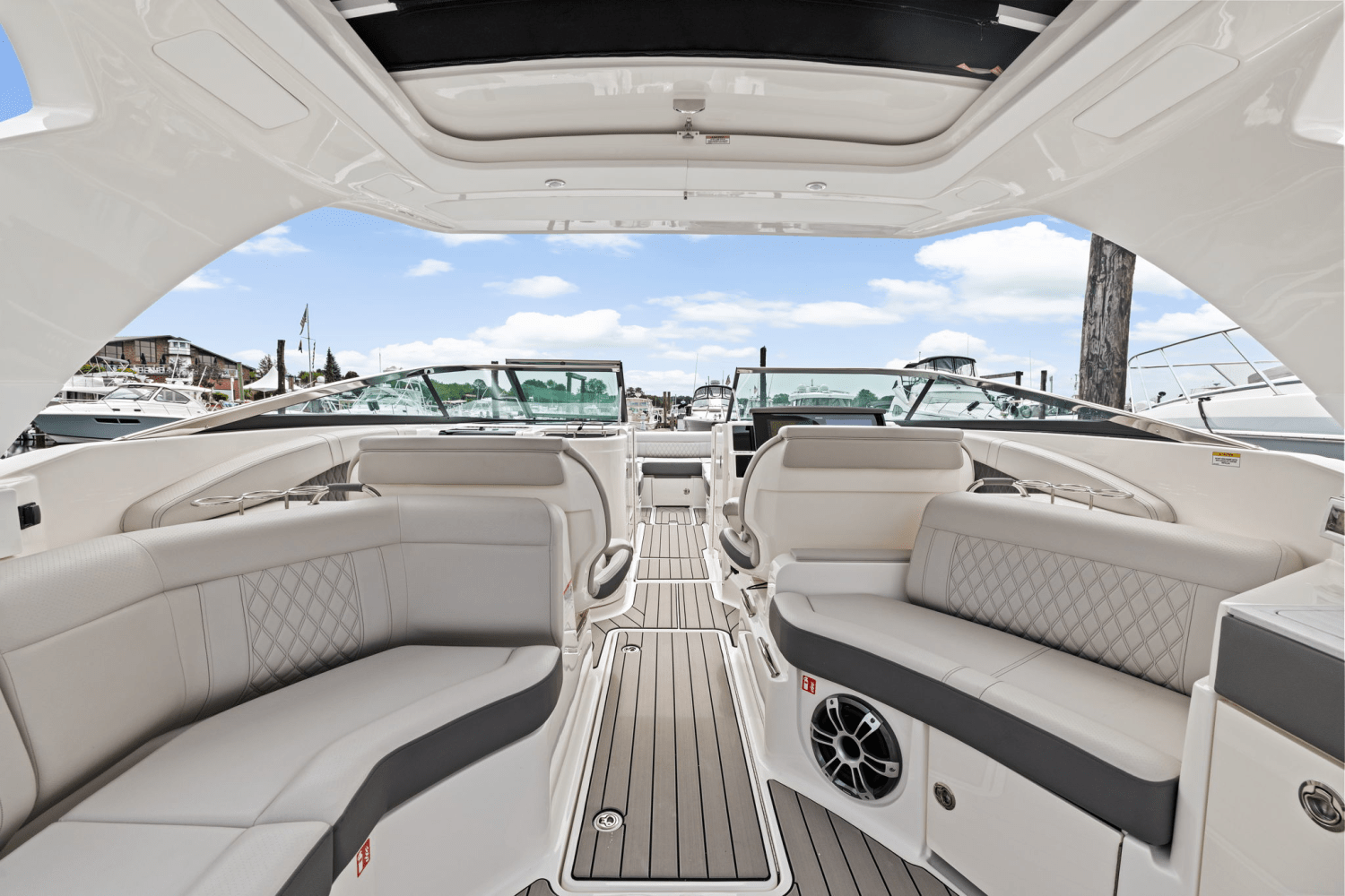 2025 Sea Ray SLX 350 Outboard Image Thumbnail #19