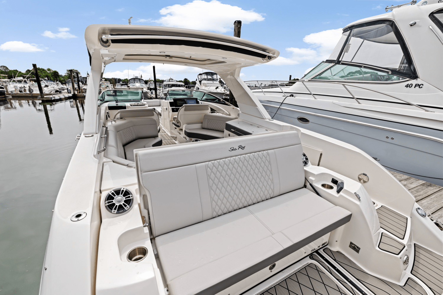 2025 Sea Ray SLX 350 Outboard Image Thumbnail #10