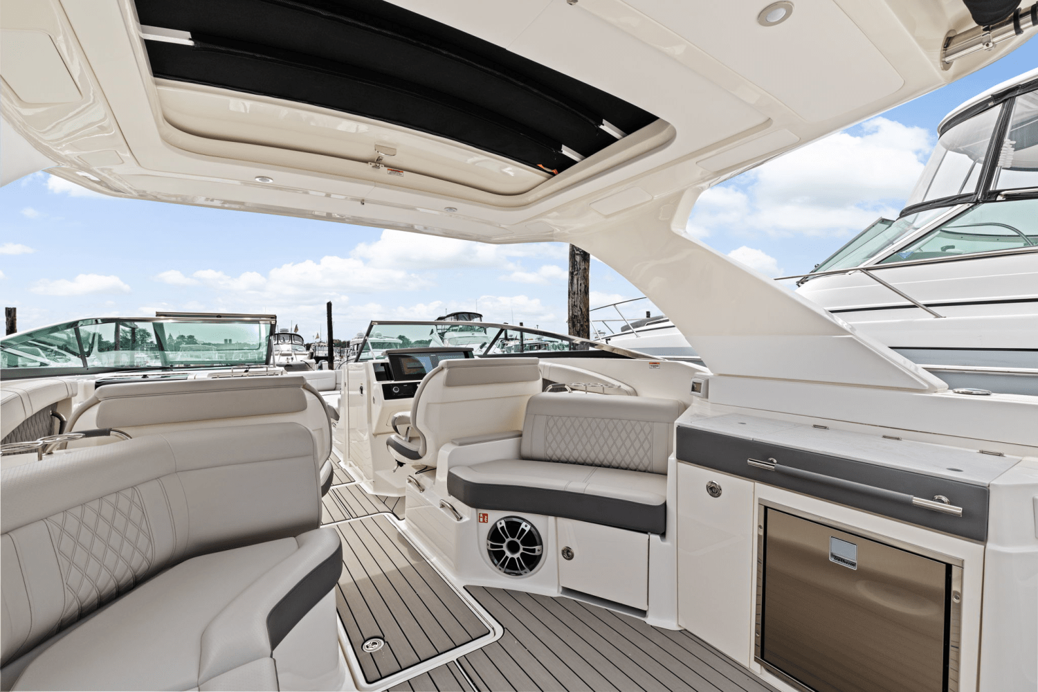 2025 Sea Ray SLX 350 Outboard Image Thumbnail #18
