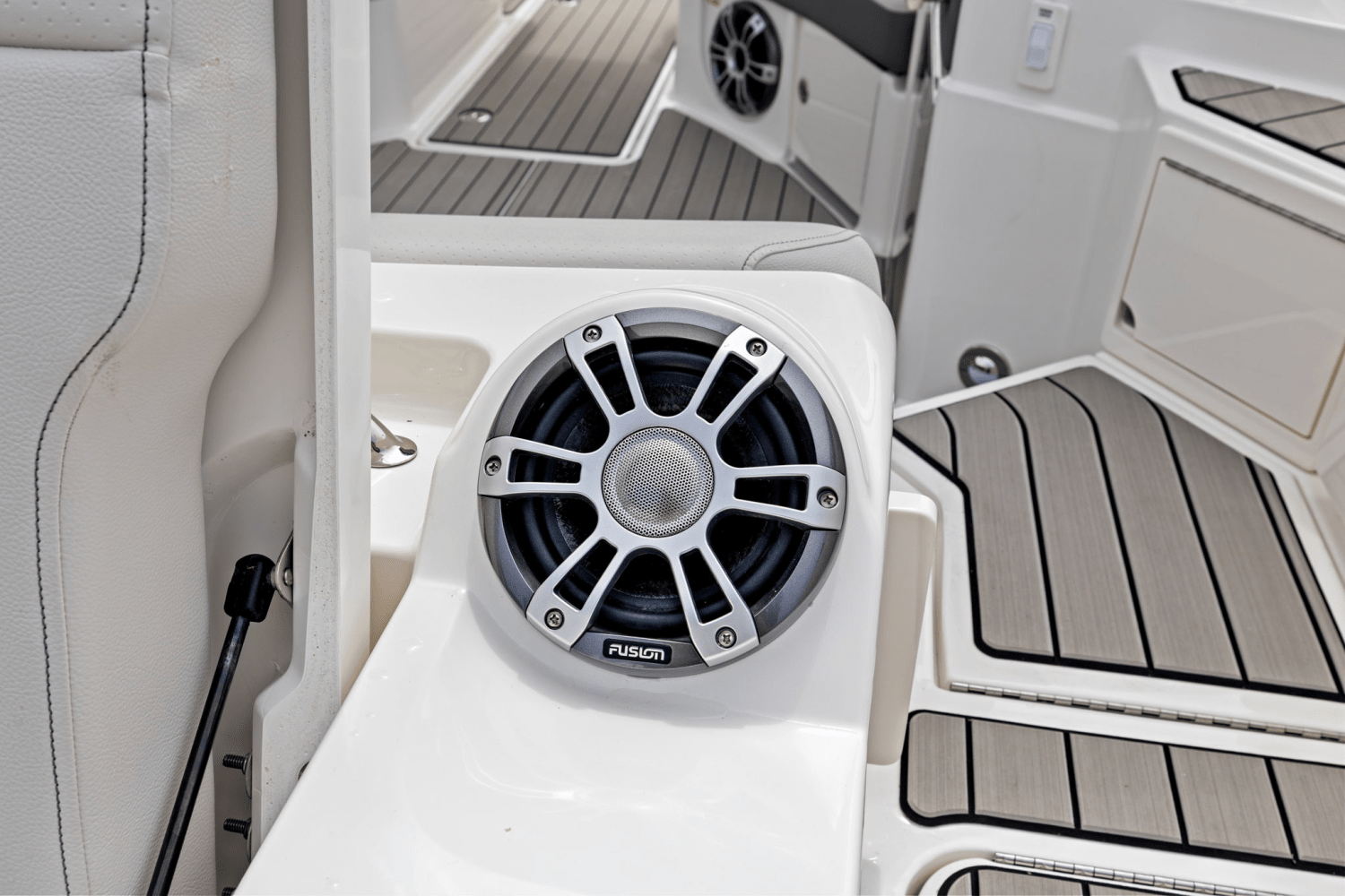 2025 Sea Ray SLX 350 Outboard Image Thumbnail #11