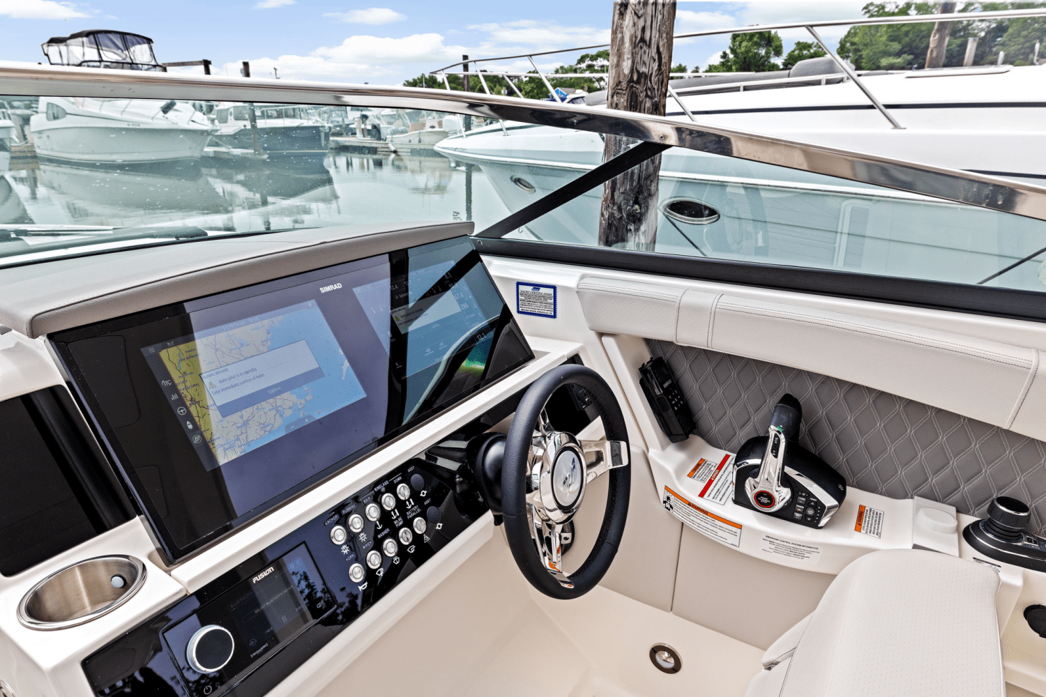 2025 Sea Ray SLX 350 Outboard Image Thumbnail #30
