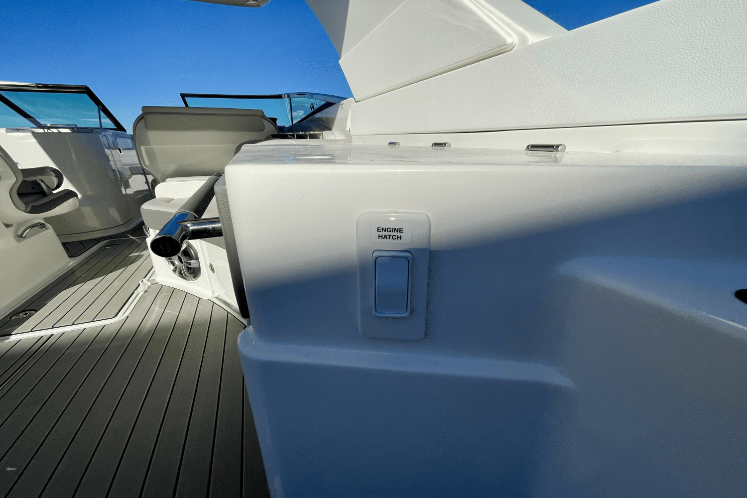 2025 Sea Ray SLX 350 Outboard Image Thumbnail #21