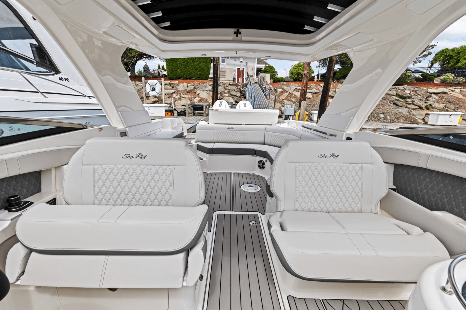 2025 Sea Ray SLX 350 Outboard Image Thumbnail #21