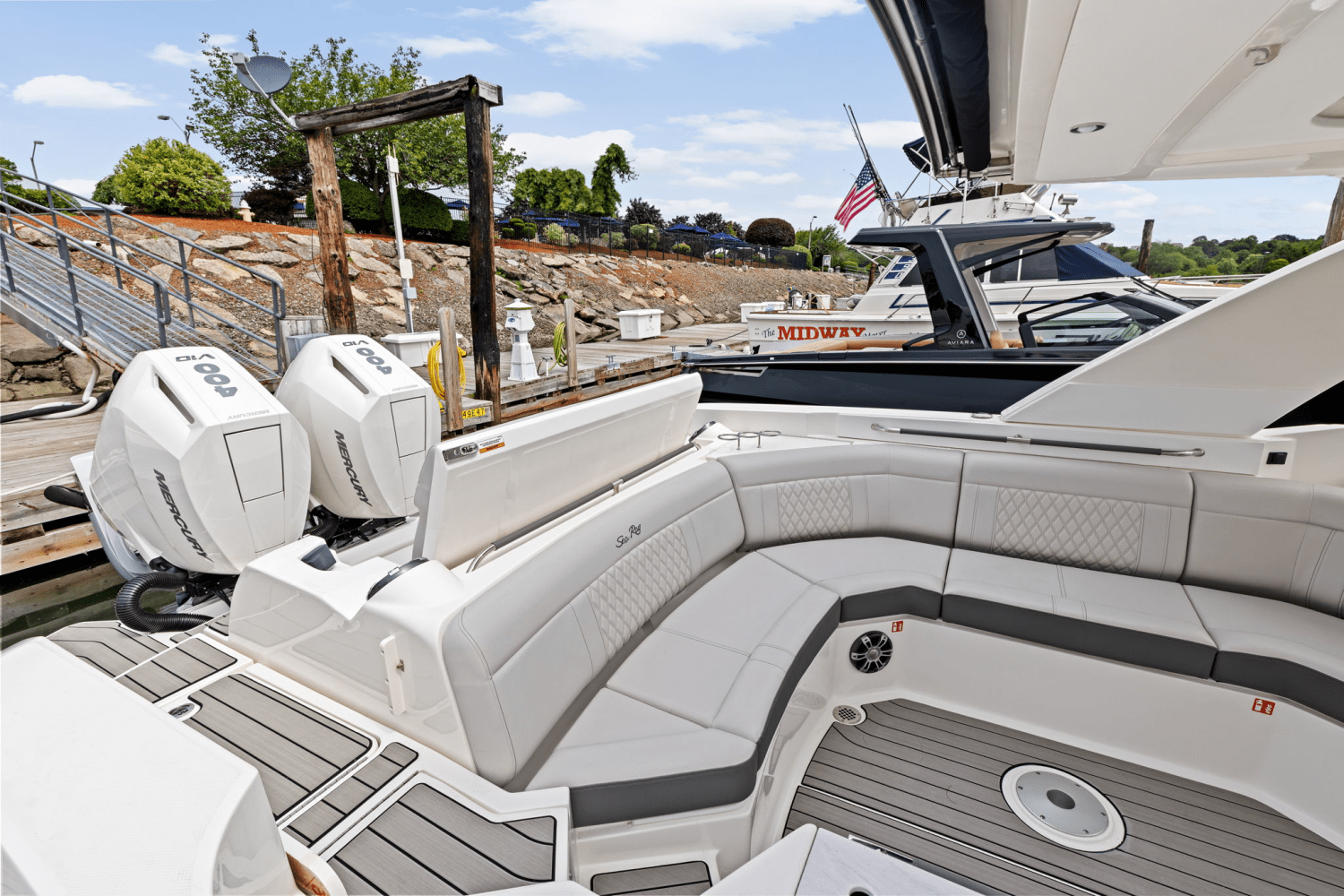 2025 Sea Ray SLX 350 Outboard Image Thumbnail #13