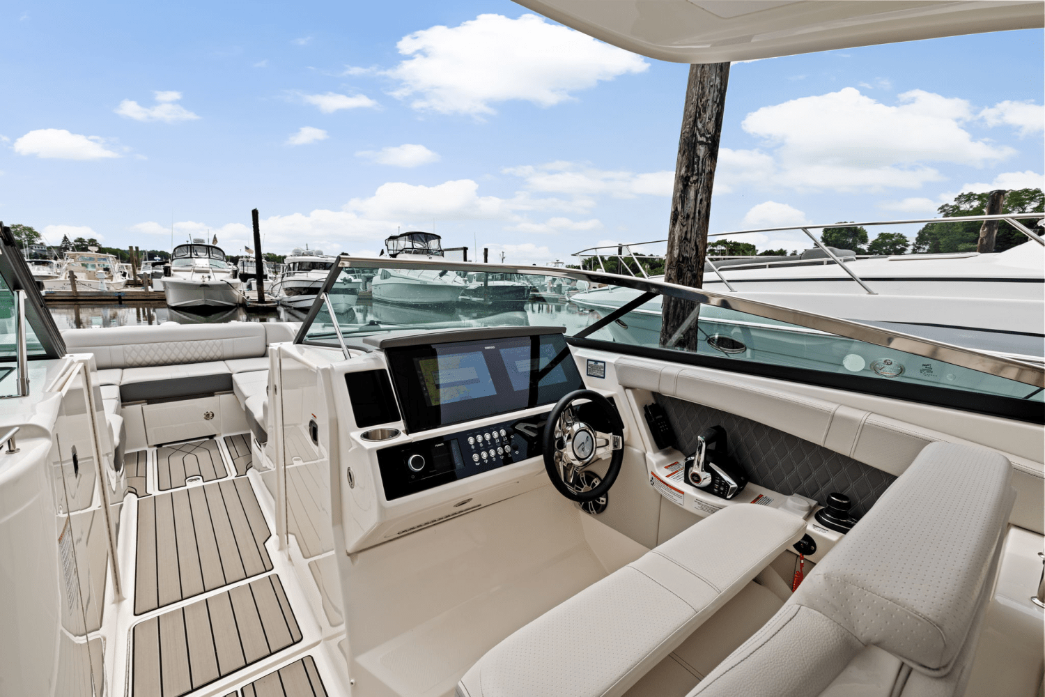 2025 Sea Ray SLX 350 Outboard Image Thumbnail #25