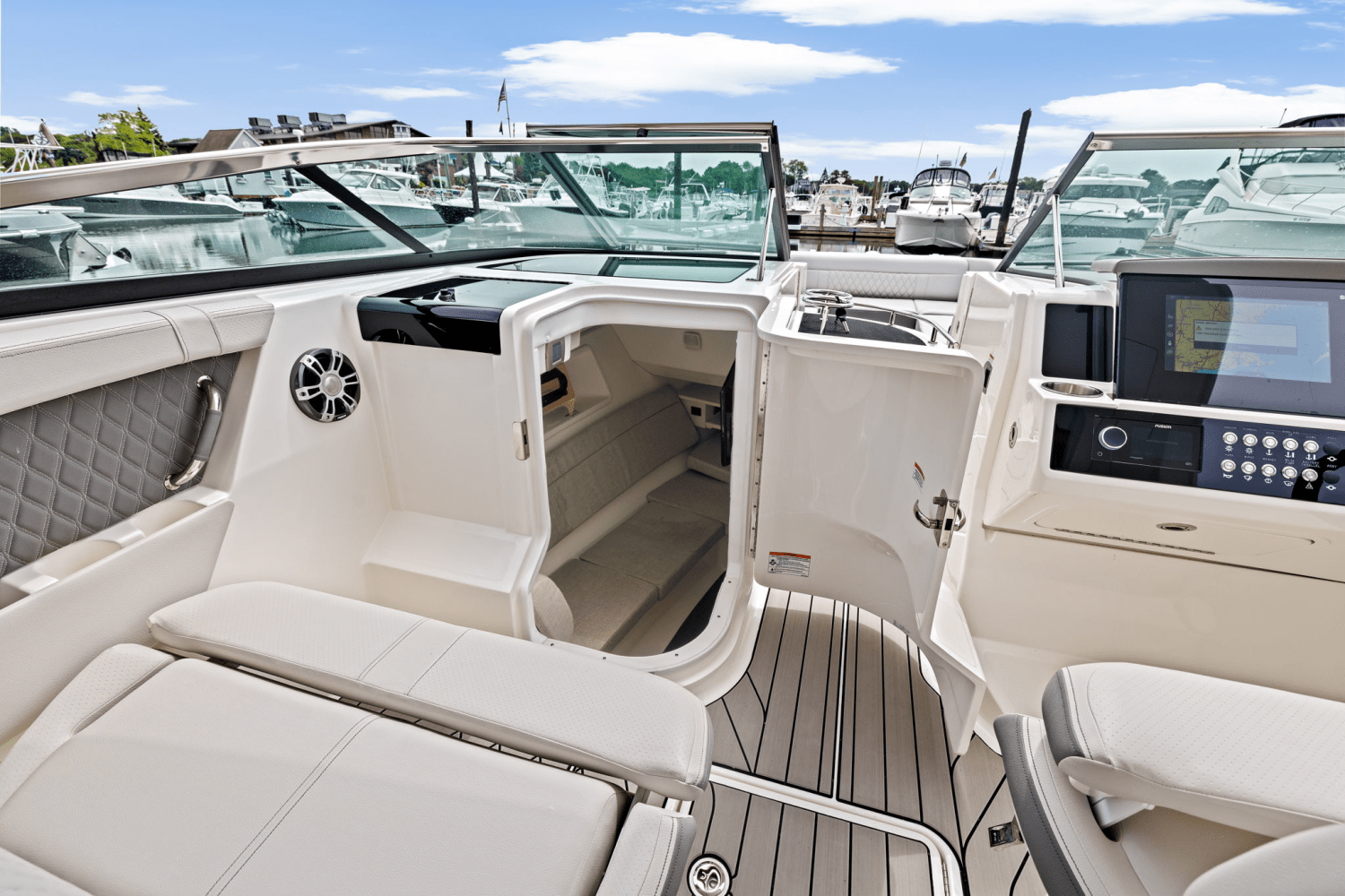 2025 Sea Ray SLX 350 Outboard Image Thumbnail #33