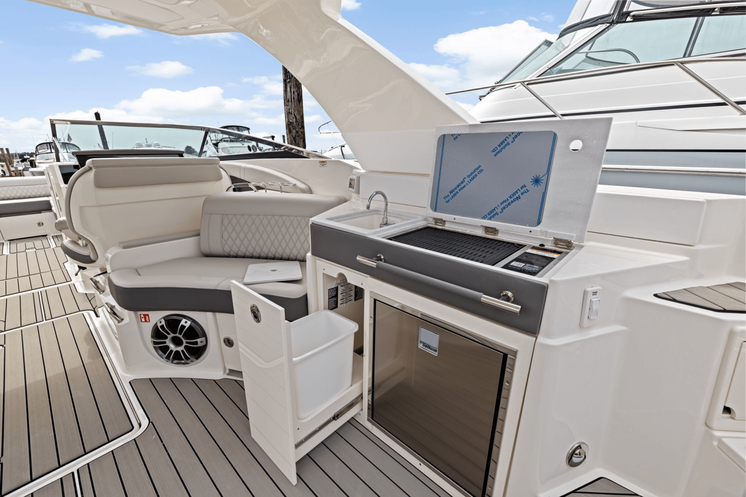 2025 Sea Ray SLX 350 Outboard Image Thumbnail #17