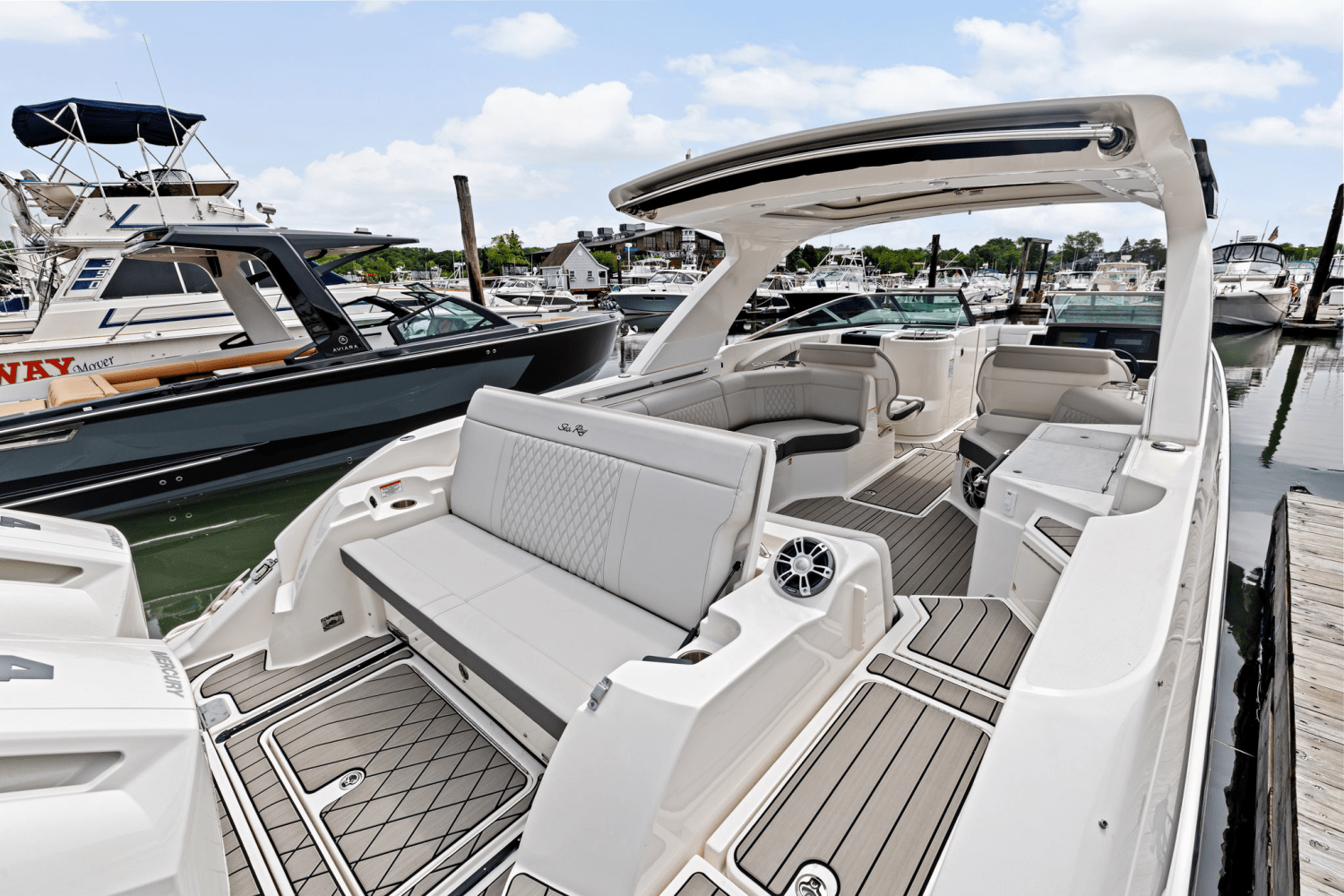 2025 Sea Ray SLX 350 Outboard Image Thumbnail #9