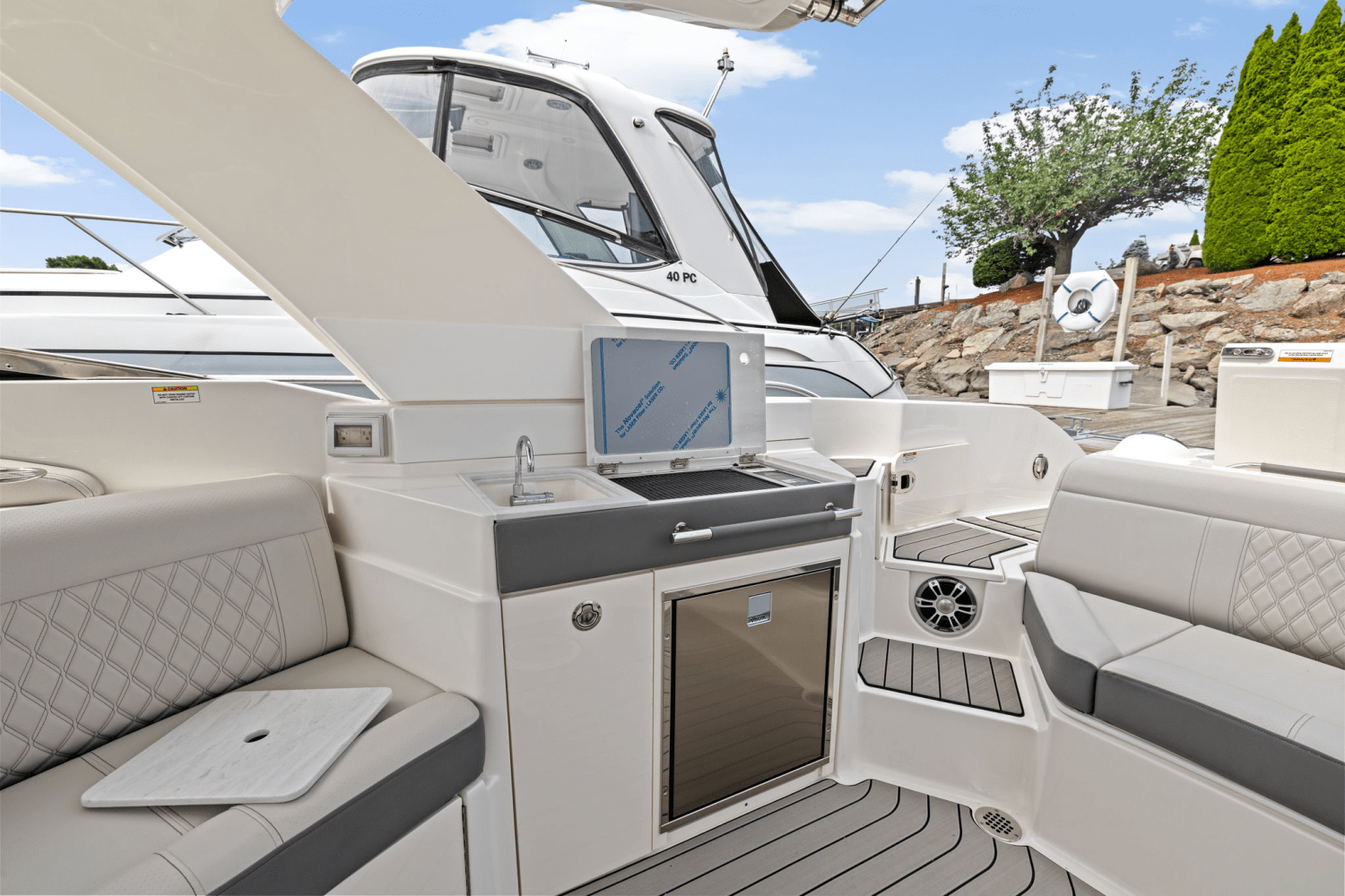 2025 Sea Ray SLX 350 Outboard Image Thumbnail #16